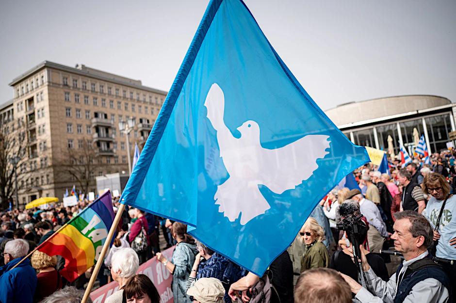 In Berlin wollen am Wochenende zahlreiche Menschen zu den traditionellen Ostermärschen zusammenkommen.