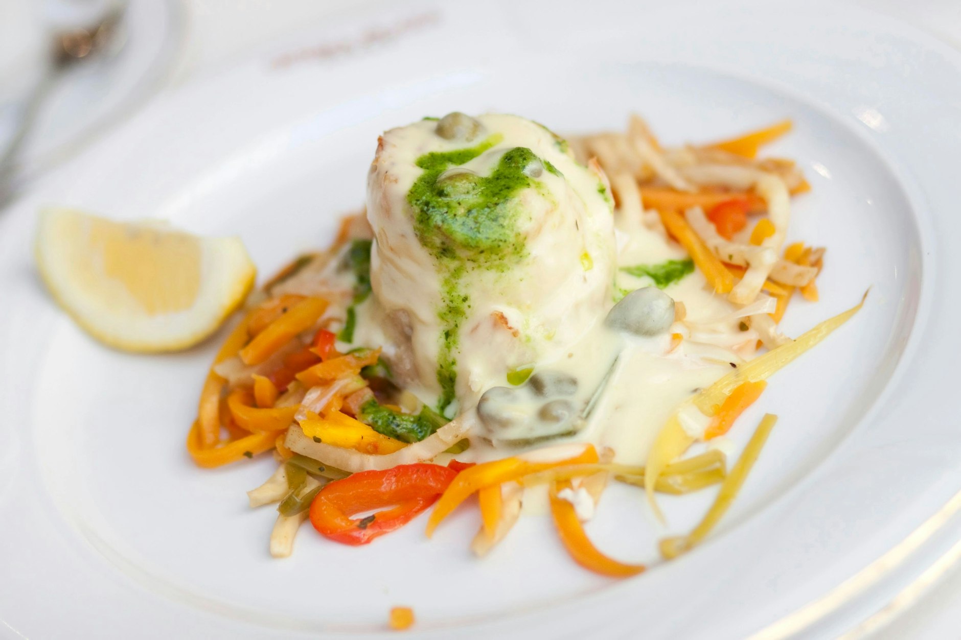 In Sahne-Pilz-Sauce: Forellenröllchen mit Pesto auf Gemüse Julienne.