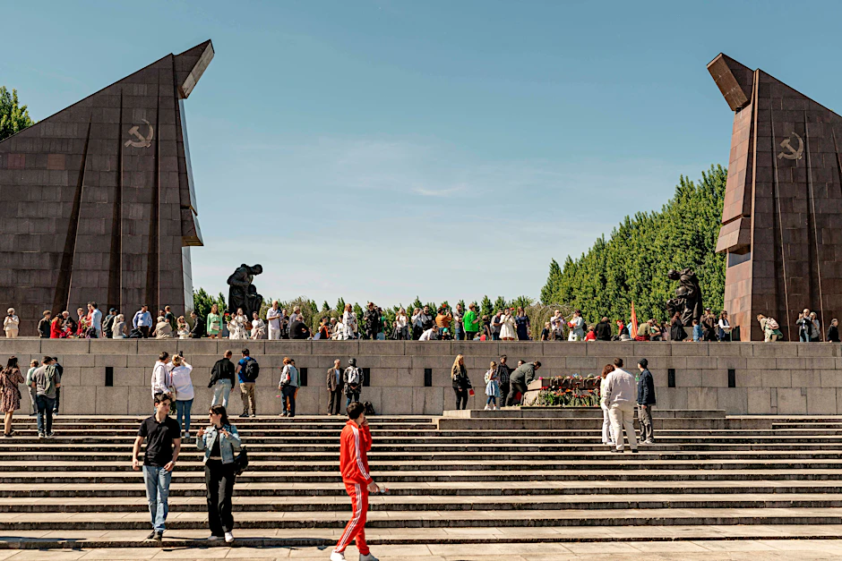 Tausende von Menschen besuchen am 8. Mai 2024 die sowjetische Gedenkstätte im Treptower Park, um des Endes des Zweiten Weltkriegs zu gedenken.