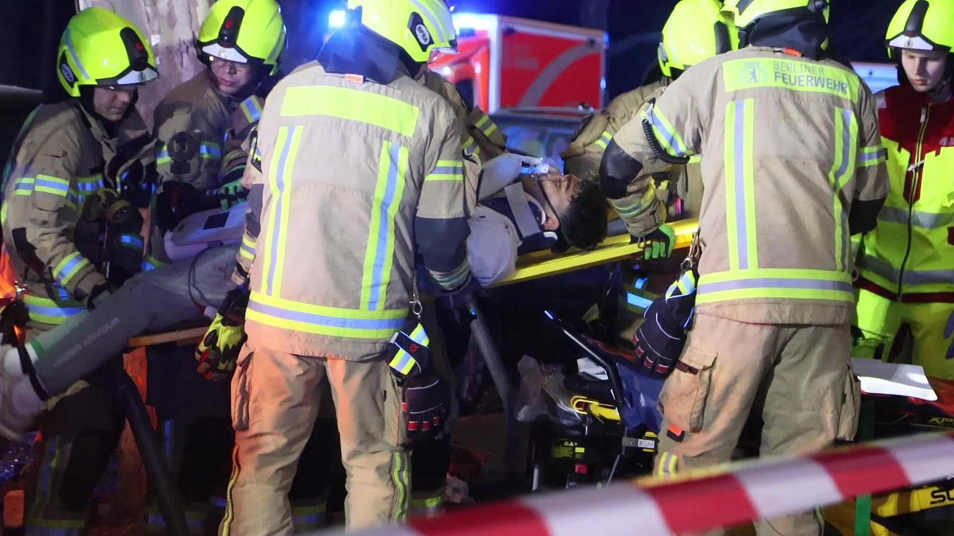 Die Retter kümmern sich nach dem Raserunfall um einen Schwerverletzten.