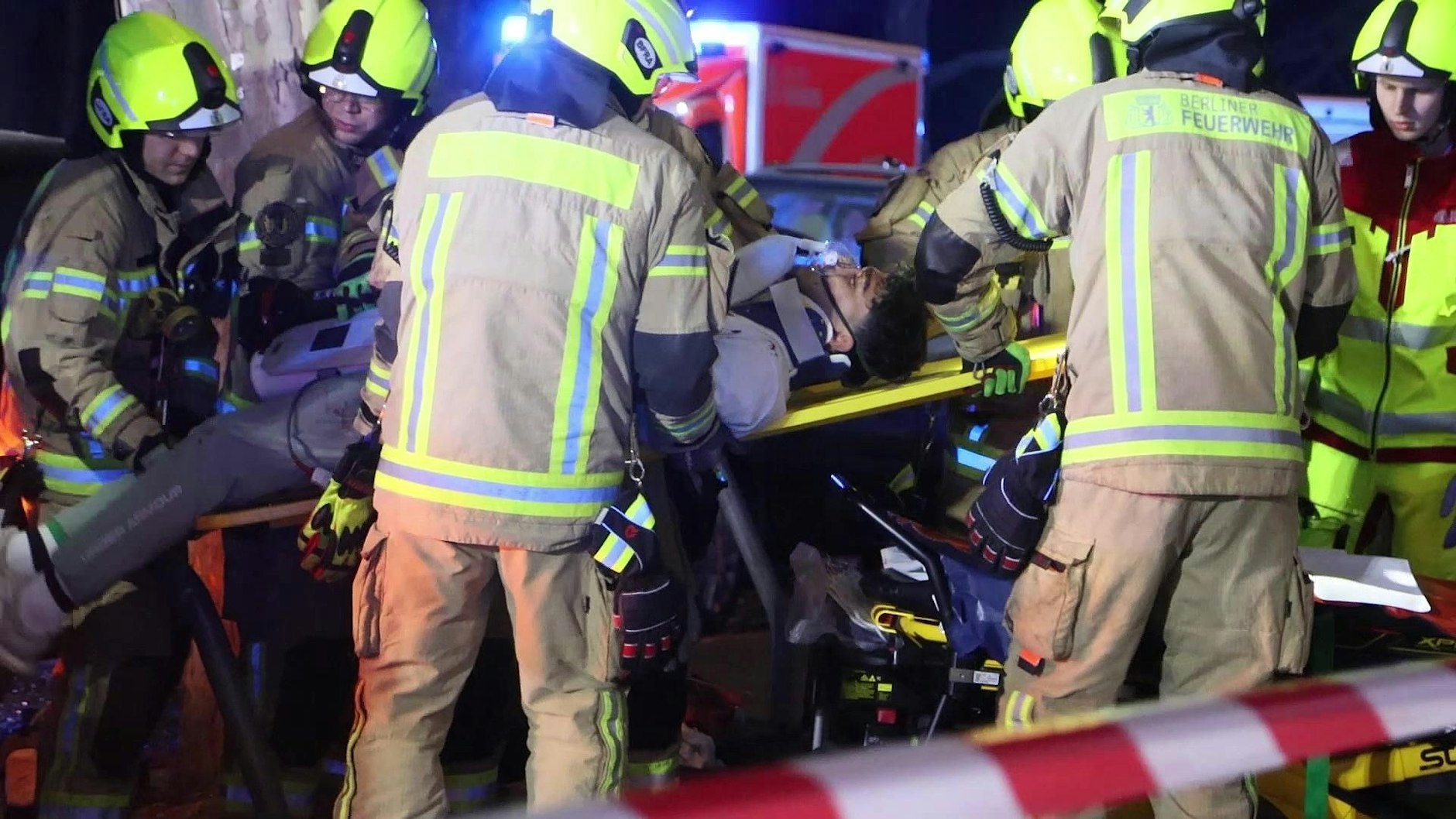 Die Retter kümmern sich nach dem Raserunfall um einen Schwerverletzten.