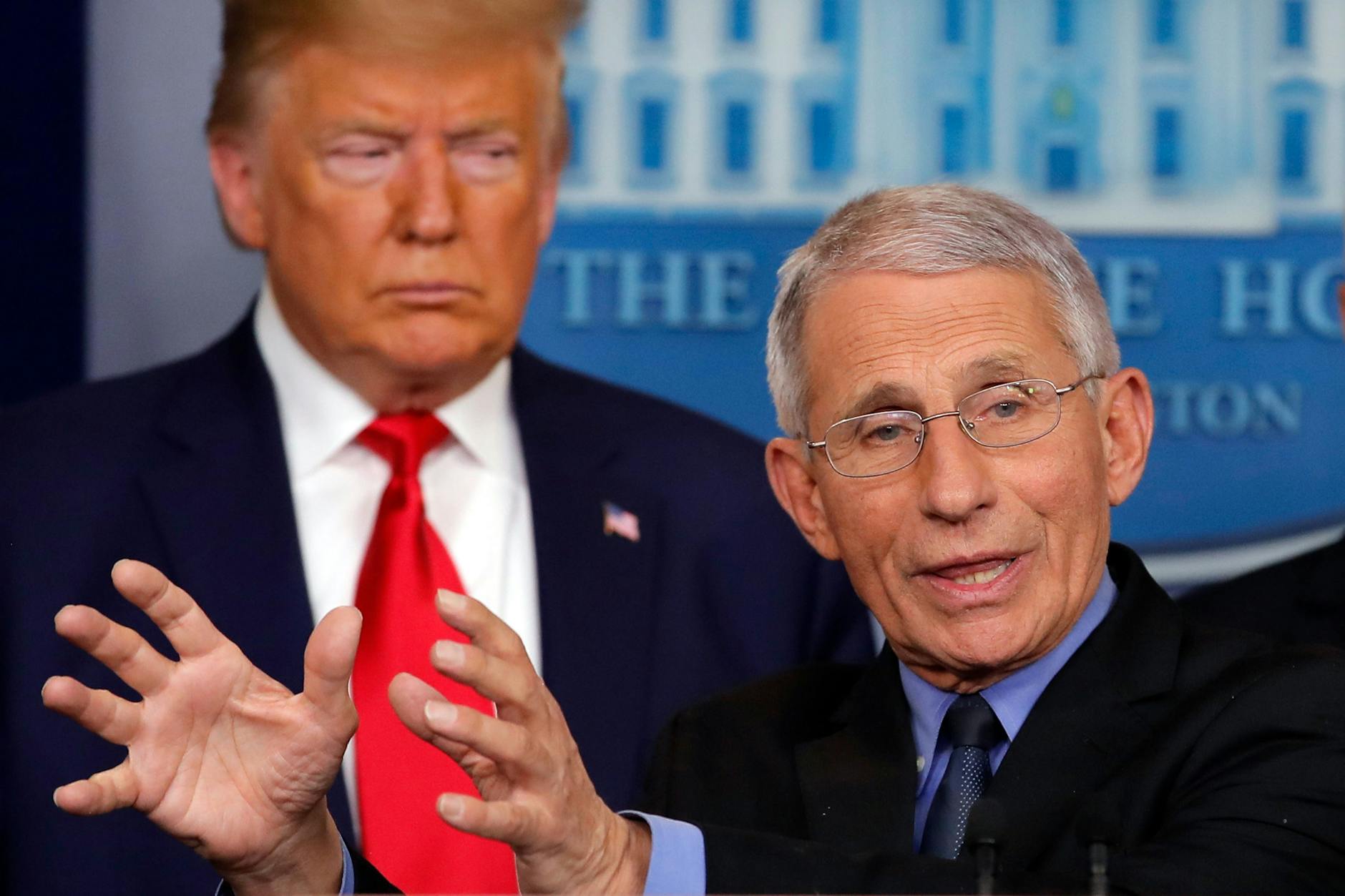 Februar 2020: Donald Trump (l) blickt skeptisch auf Anthony Fauci, den damaligen Direktor des Nationalen Instituts für Infektionskrankheiten in den USA.