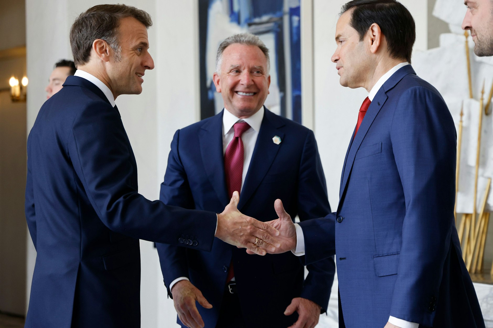 Der französische Präsident Emmanuel Macron (l) empfängt den US-Sondergesandten Steve Witkoff (M) und US-Außenminister Marco Rubio zum Ukraine-Treffen im Élysée-Palast.
