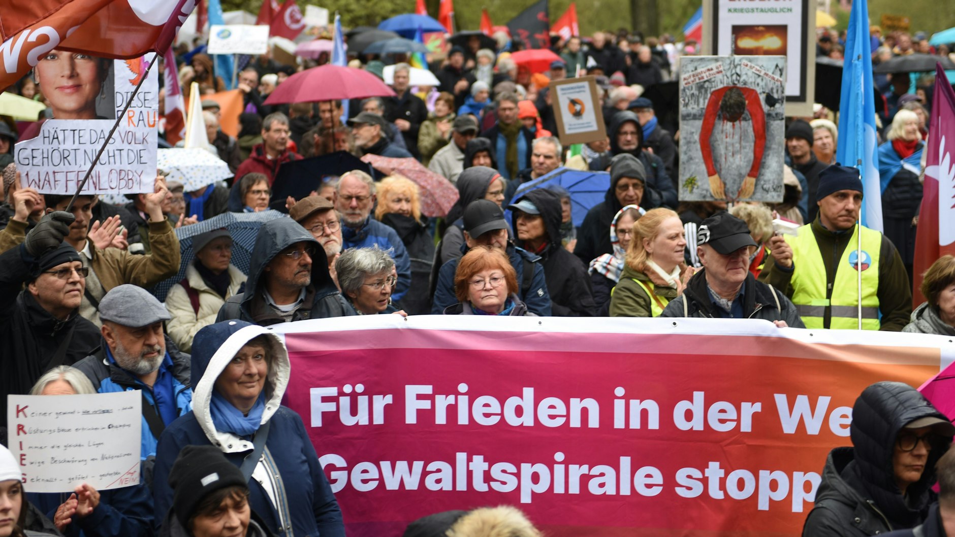 Am Samstag stehen die traditionellen Ostermärsche an - in einigen Bereichen Berlins gibt es deshalb Einschränkungen im Verkehr.