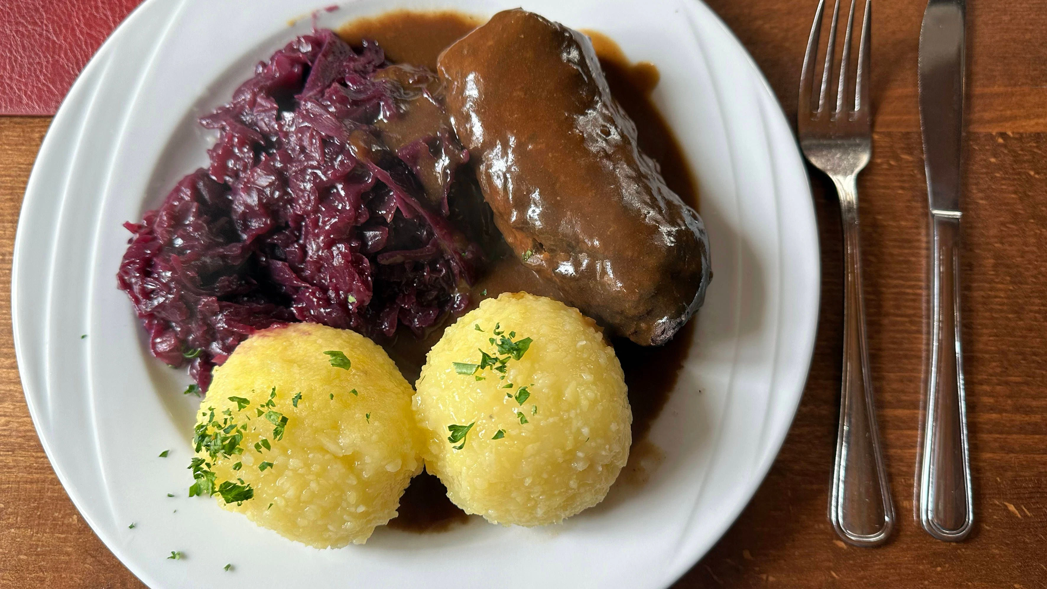 Kartoffelklöße sind die perfekte Beilage zum Braten und zu anderen Fleischgerichten. Wir verraten das DDR-Rezept, mit dem Sie Thüringer Klöße ganz leicht selber machen können.