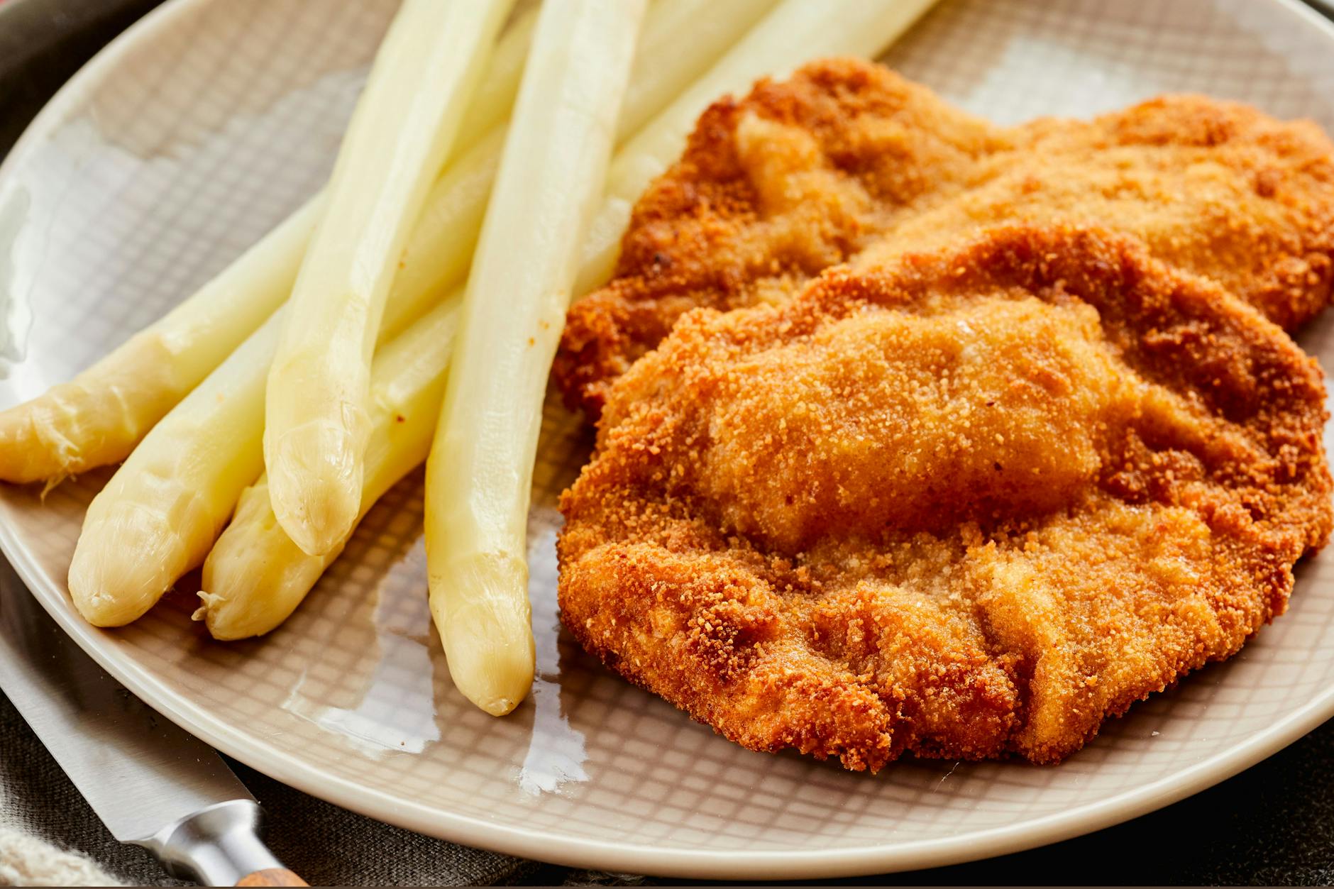 Schnitzel mit Spargel: Der Klassiker landet an den Ostertagen auf vielen Tellern. Das böse Erwachen kommt, wenn der erste Toilettenbesuch nach dem Essen ansteht.