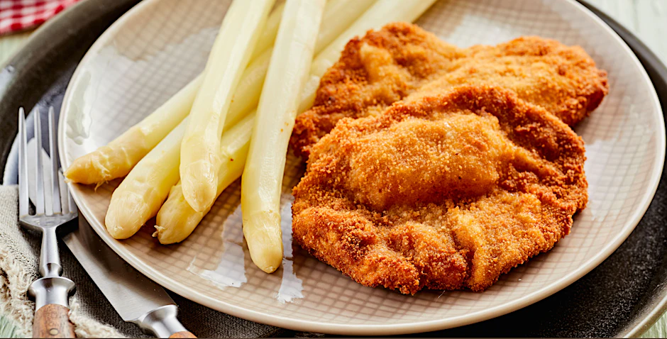 Schnitzel mit Spargel: Der Klassiker landet an den Ostertagen auf vielen Tellern. Das böse Erwachen kommt, wenn der erste Toilettenbesuch nach dem Essen ansteht.