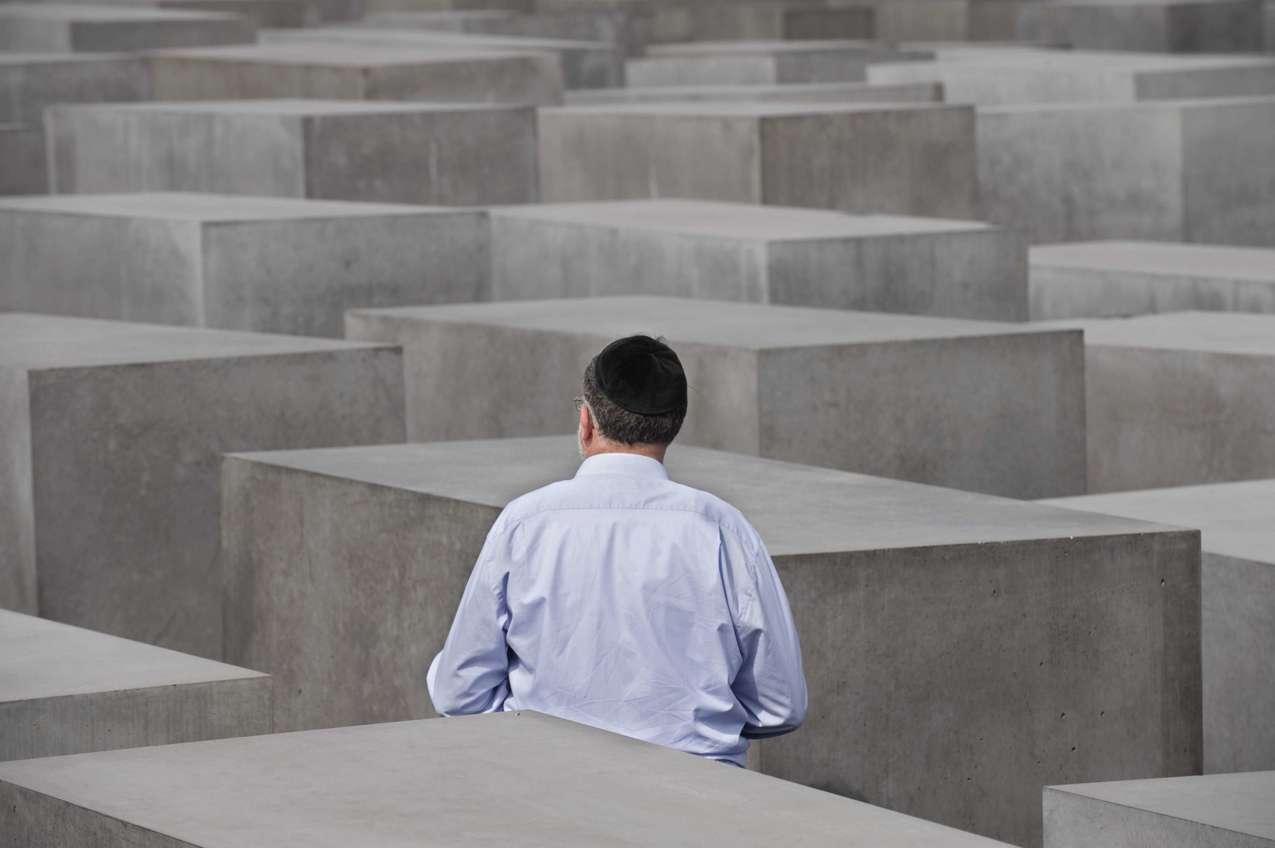 Hitlergruß am Holocaust-Mahnmal? Berliner Polizei ermittelt