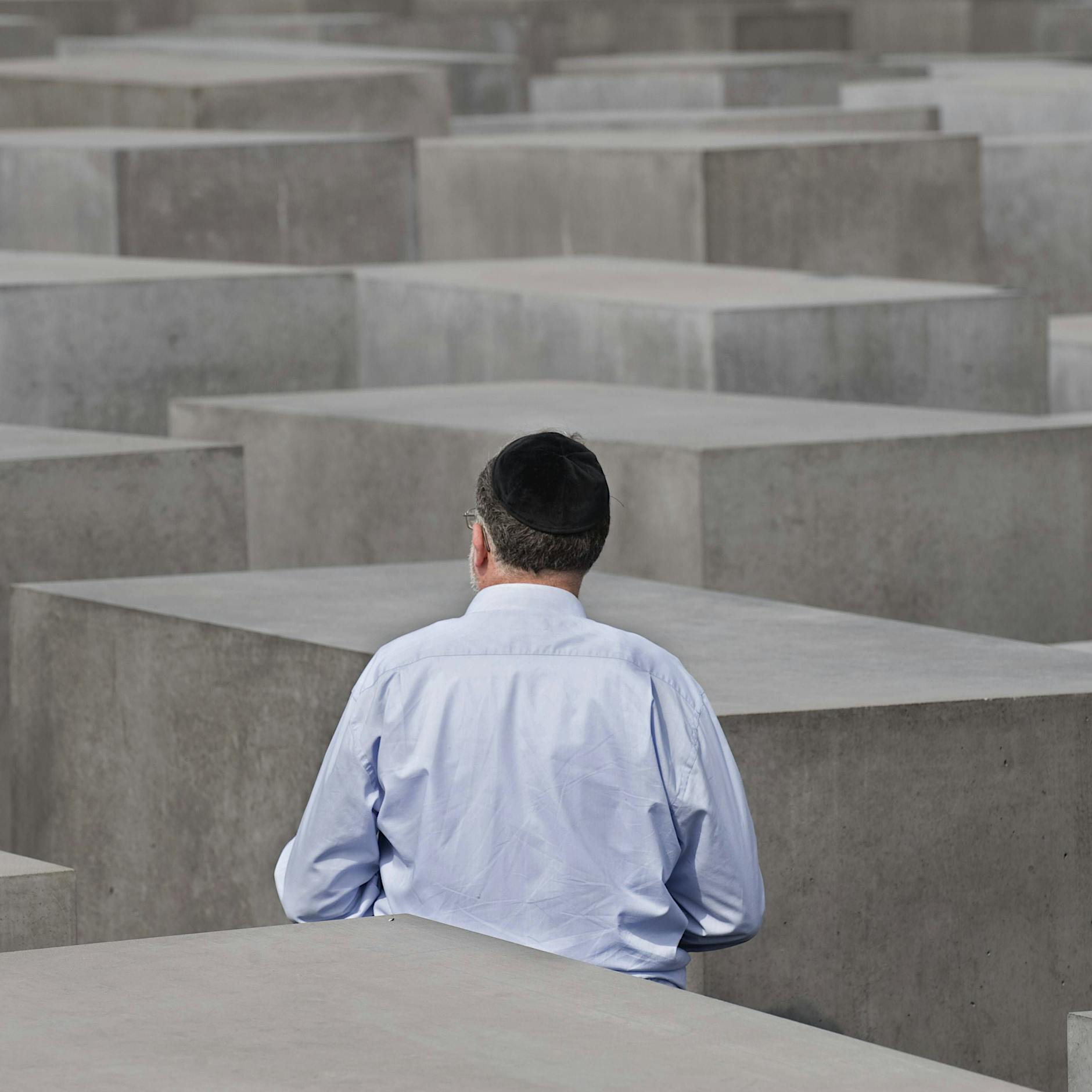 Hitlergruß am Holocaust-Mahnmal? Berliner Polizei ermittelt