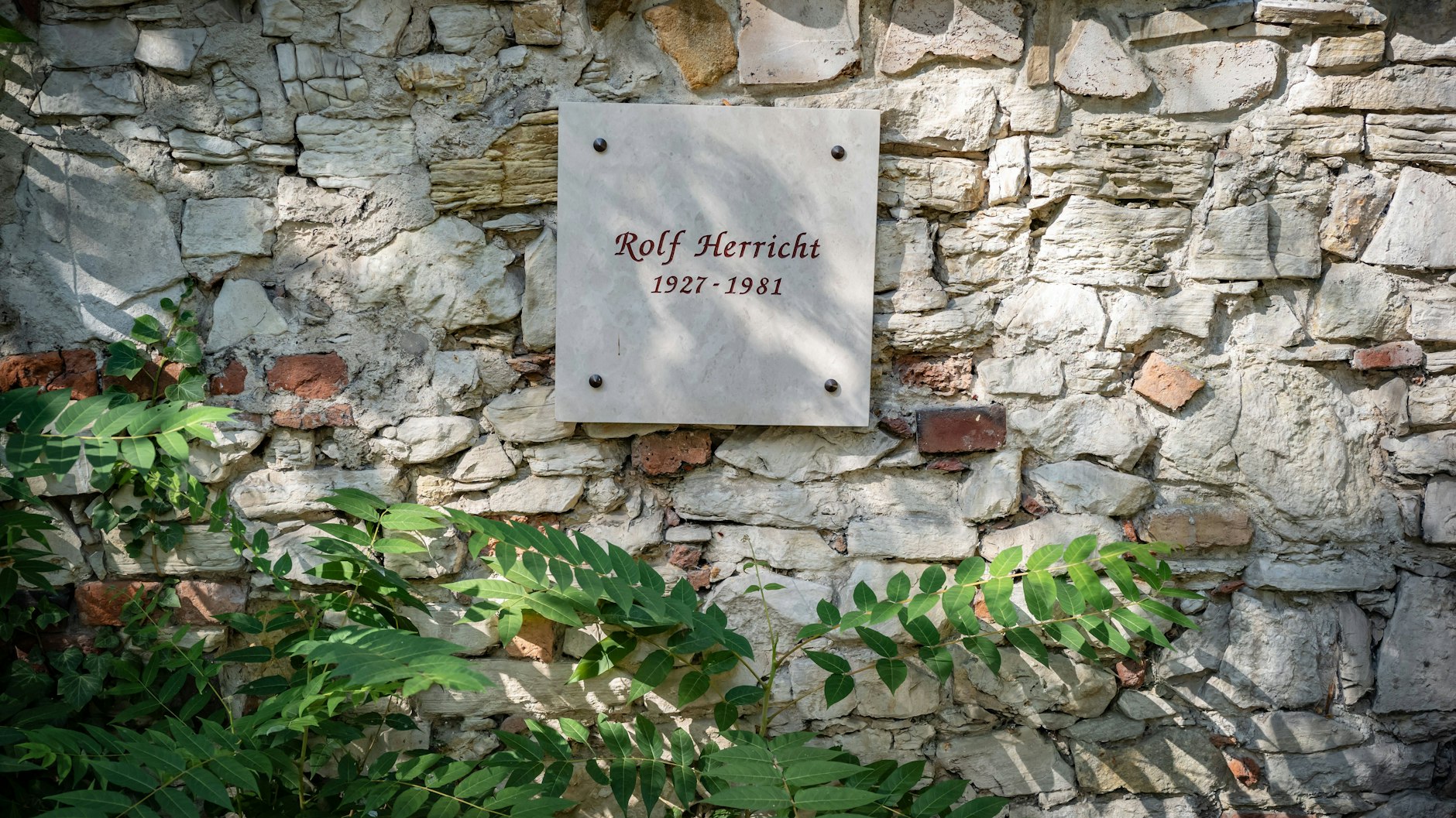 Das Grab von Rolf Herricht auf dem Französischen Friedhof in Berlin wurde 2021 eingeebnet. Heute erinnert eine Gedenktafel an den DDR-Komiker von „Herricht und Preil“.