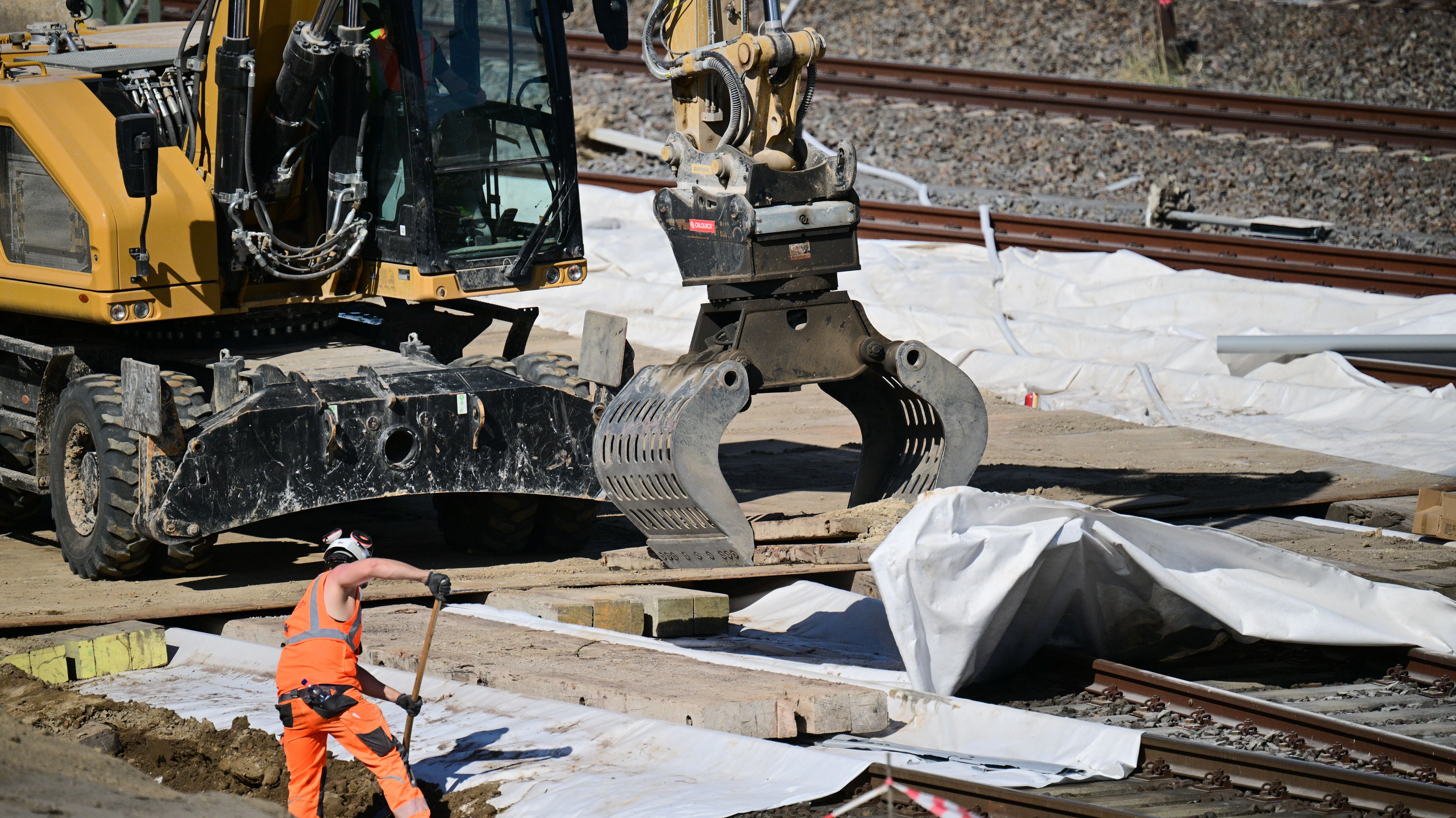 Arbeiter legen auf der Baustelle an der maroden A-100 Ringbahnbrücke nach dem Abriss über den Schienen diese wieder frei. 