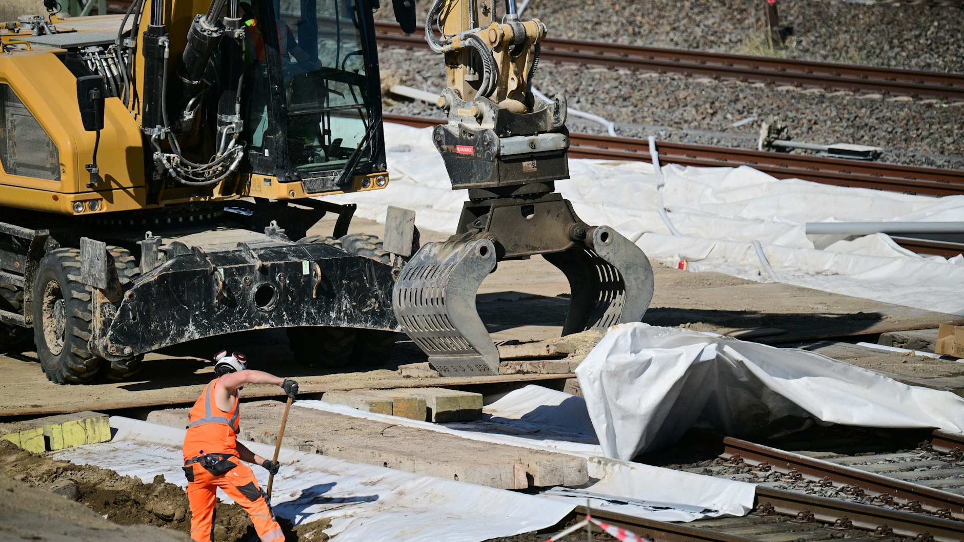 Arbeiter legen auf der Baustelle an der maroden A-100 Ringbahnbrücke nach dem Abriss über den Schienen diese wieder frei. 