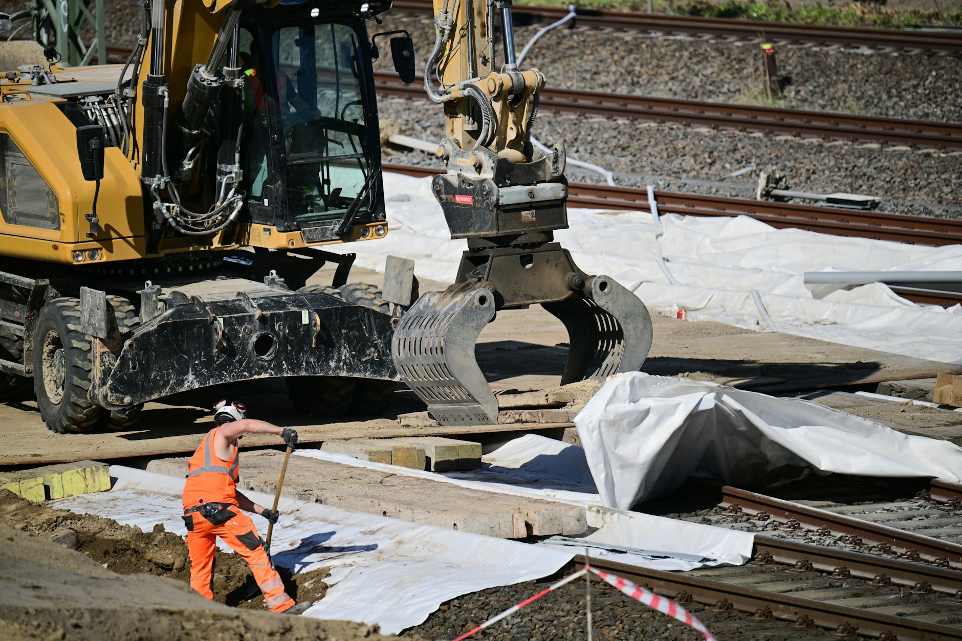 Arbeiter legen auf der Baustelle an der maroden A-100 Ringbahnbrücke nach dem Abriss über den Schienen diese wieder frei. 