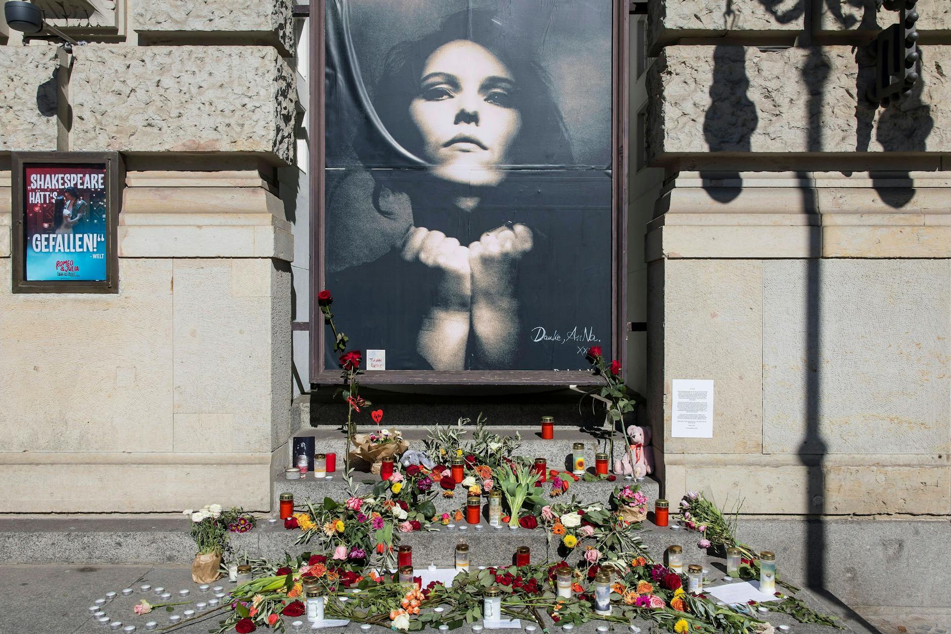 Fans gedenken AnNa R. am Theater des Westens.