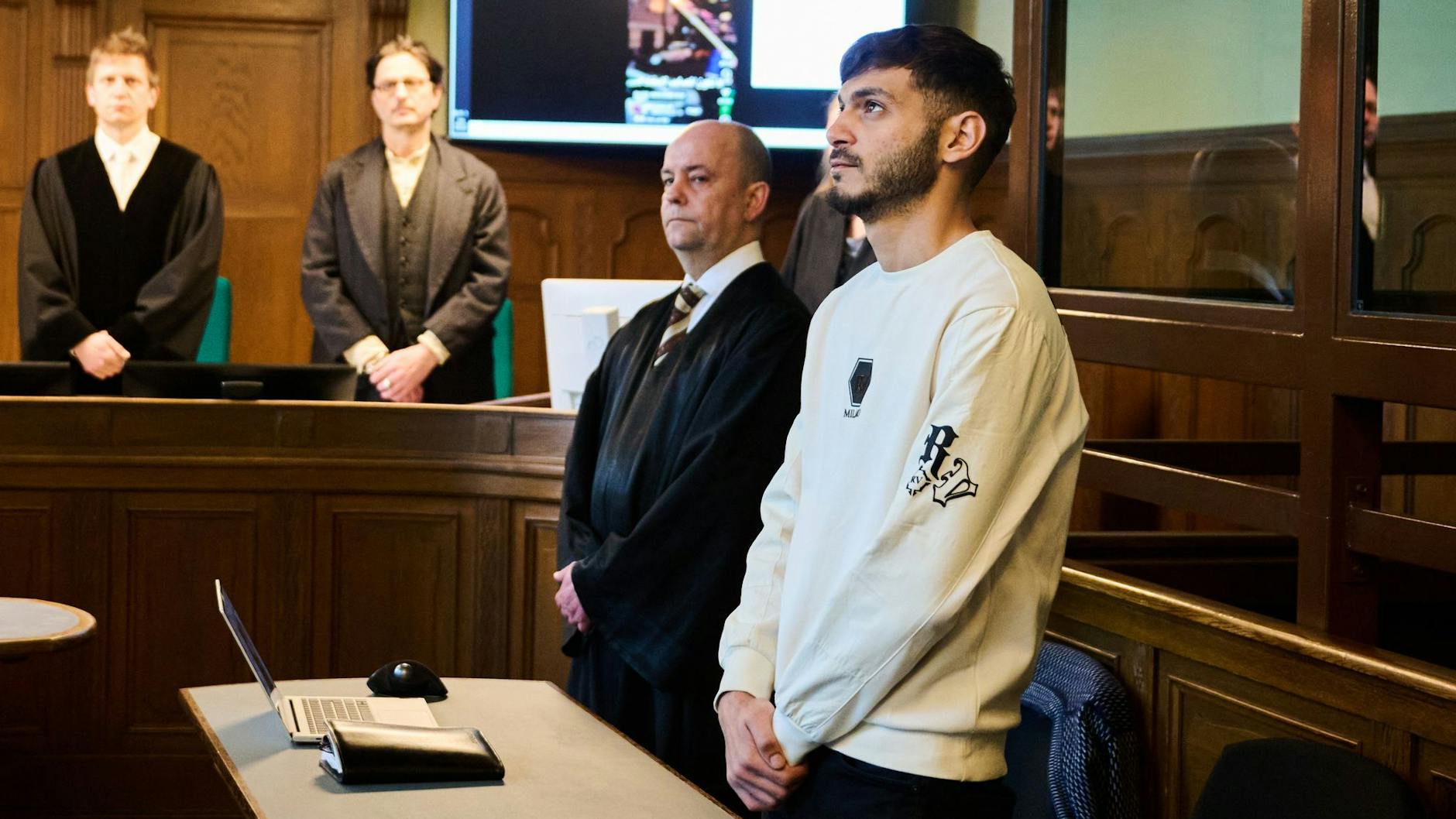 Atallah Younes vor Gericht. Der Influencer, der eine Rakete in eine Berliner Wohnung schoss, wurde zu einer Bewährungsstrafe verurteilt.