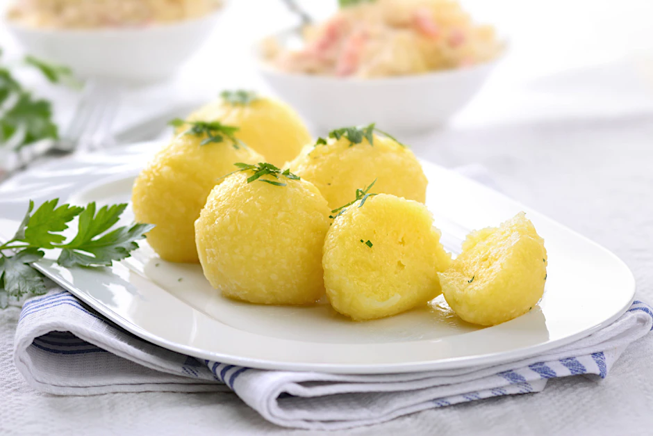 Mit unserem simplen Rezept aus der DDR machen Sie die perfekten Thüringer Klöße - da braucht es keinen fertigen Teig für Kartoffelklöße!