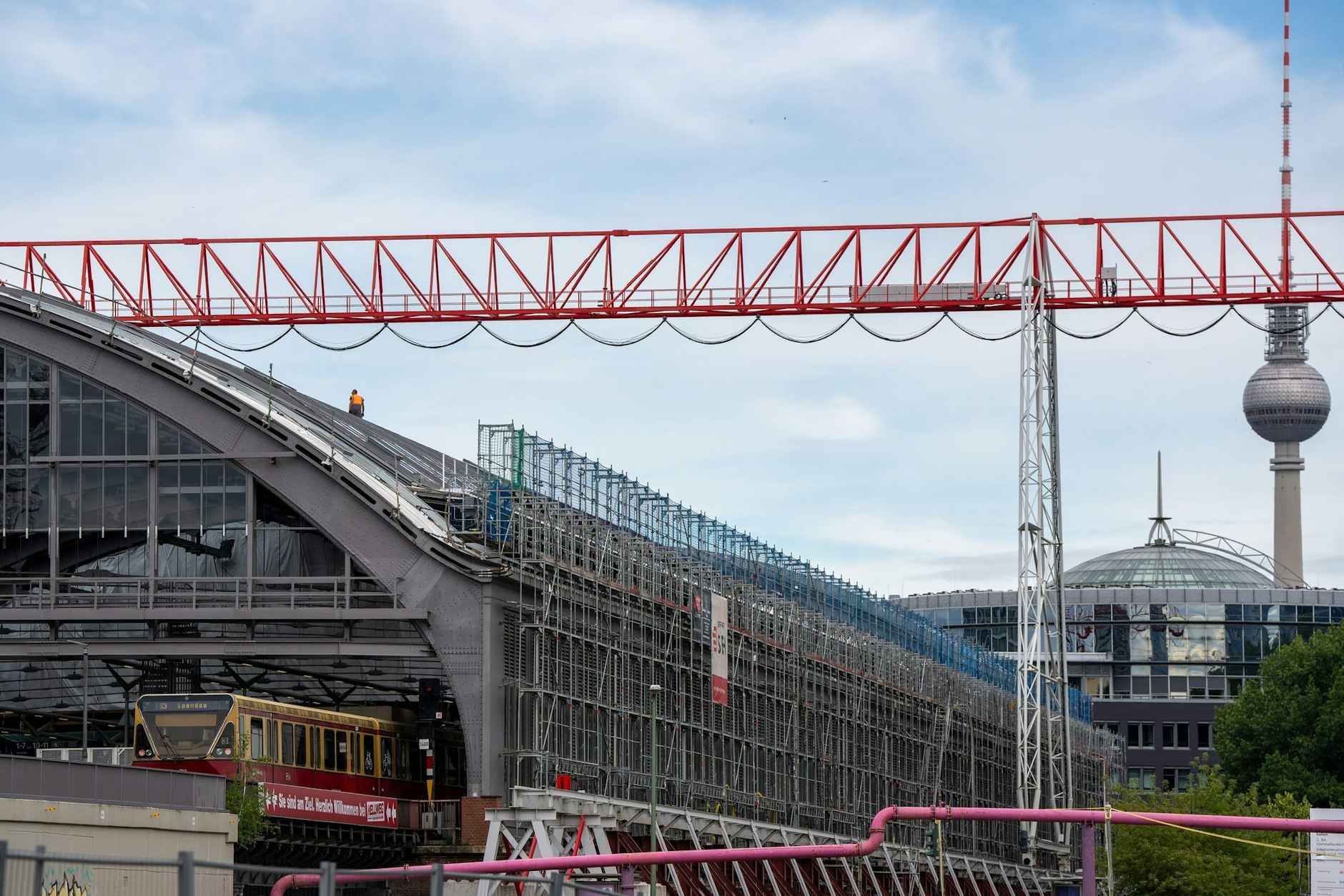 Jahrelang wurde das Dach des Berliner Ostbahnhofs saniert - jetzt ist es fertig, aber nicht dicht.