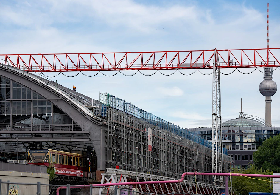Jahrelang wurde das Dach des Berliner Ostbahnhofs saniert - jetzt ist es fertig, aber nicht dicht.