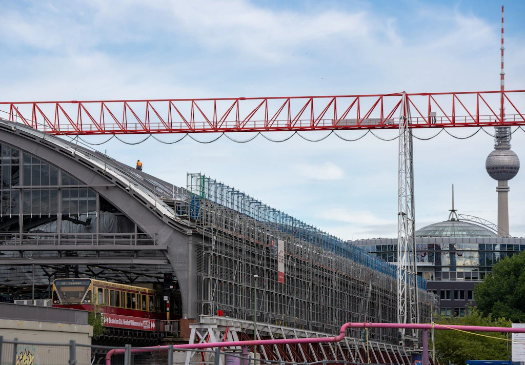 Neues 120-Millionen-Euro-Dach am Ostbahnhof undicht! Es regnet rein