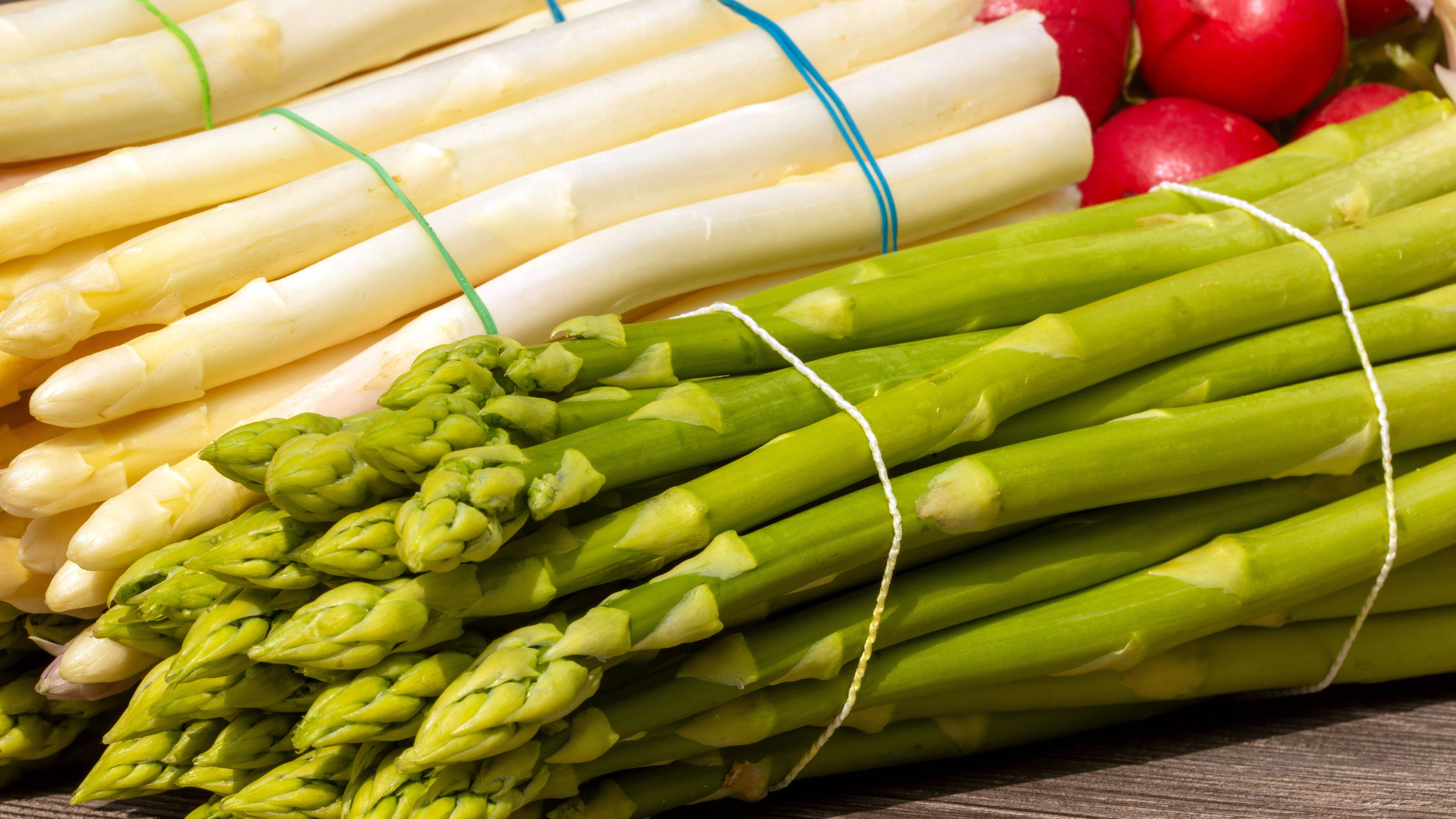 Grüner Spargel hat weniger Asparagusinsäure als weißer Spargel. Er sorgt deshalb weniger dafür, dass der Urin nach dem Genuss so heftig stinkt.