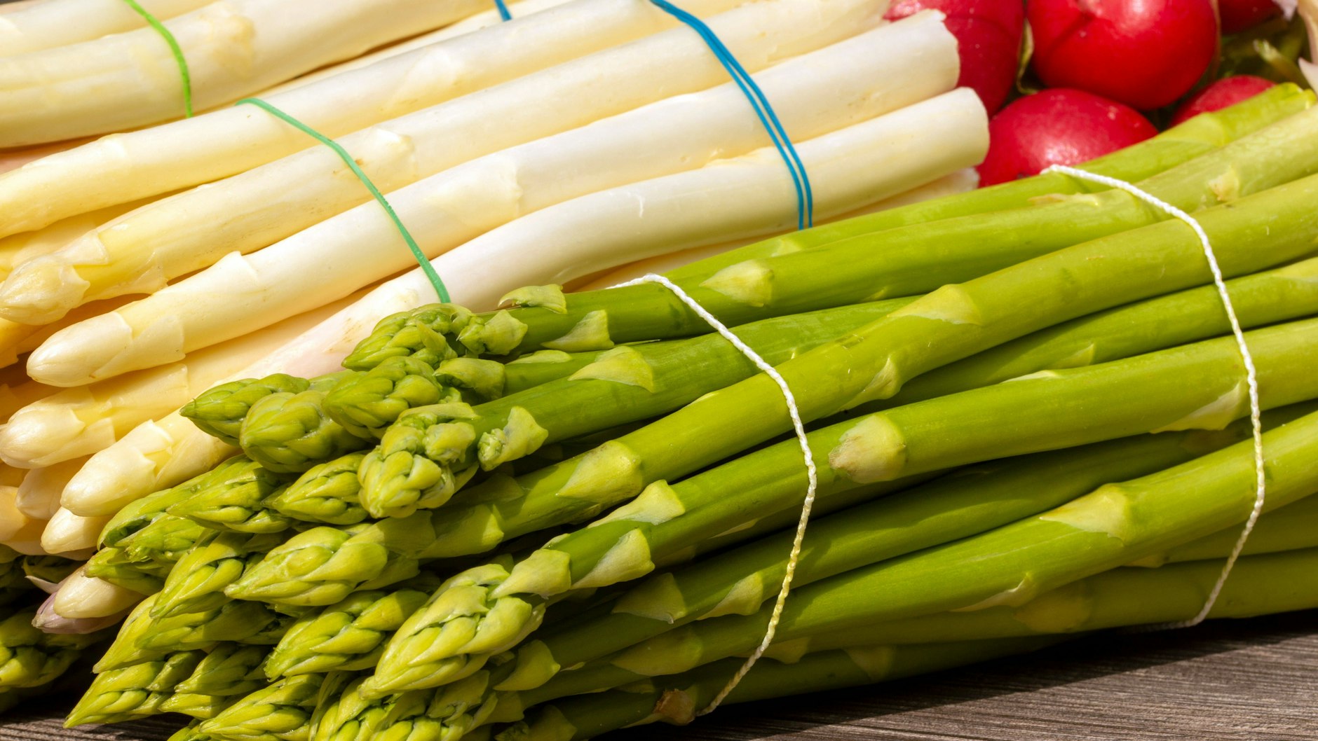 Grüner Spargel hat weniger Asparagusinsäure als weißer Spargel. Er sorgt deshalb weniger dafür, dass der Urin nach dem Genuss so heftig stinkt.