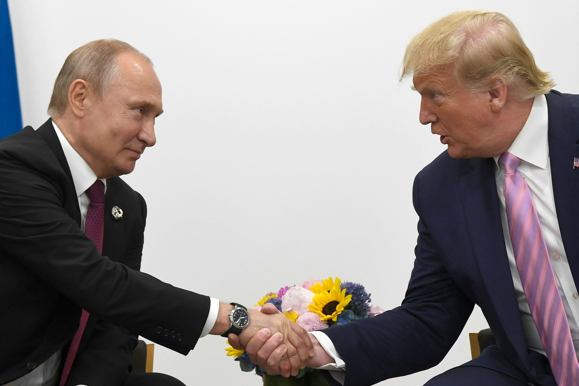 ARCHIV - 28.06.2019, Japan, Osaka: Wladimir Putin (l), Präsident von Russland, und Donald Trump, Präsident der USA, geben sich während des G20-Gipfels die Hand.