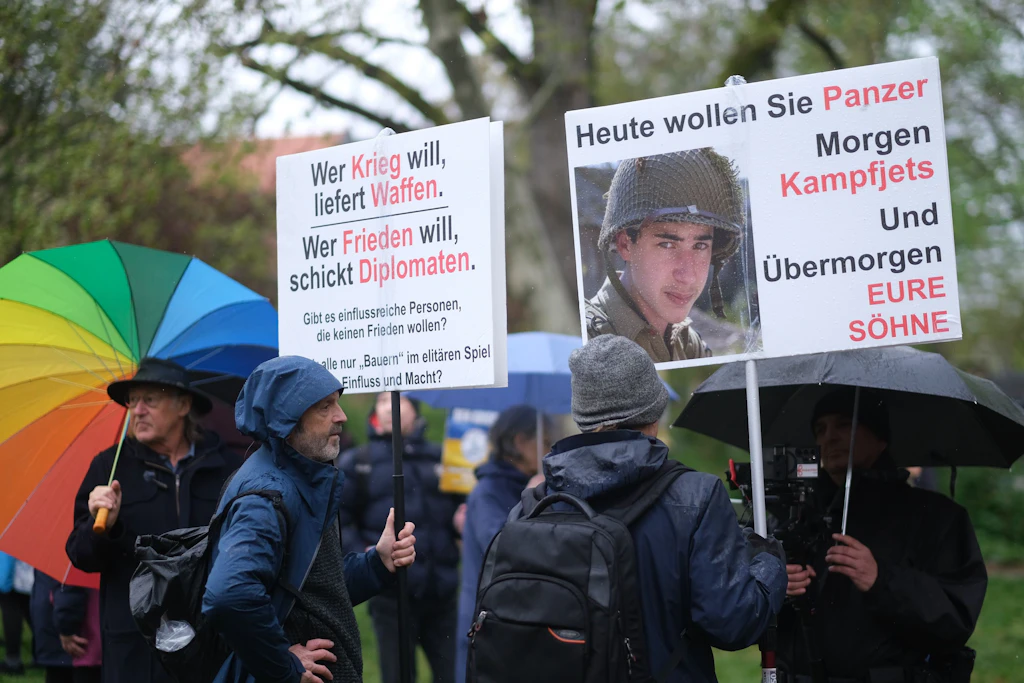 Ostermärsche in Kreuzberg: „Heute wollen sie Panzer und übermorgen eure Söhne“