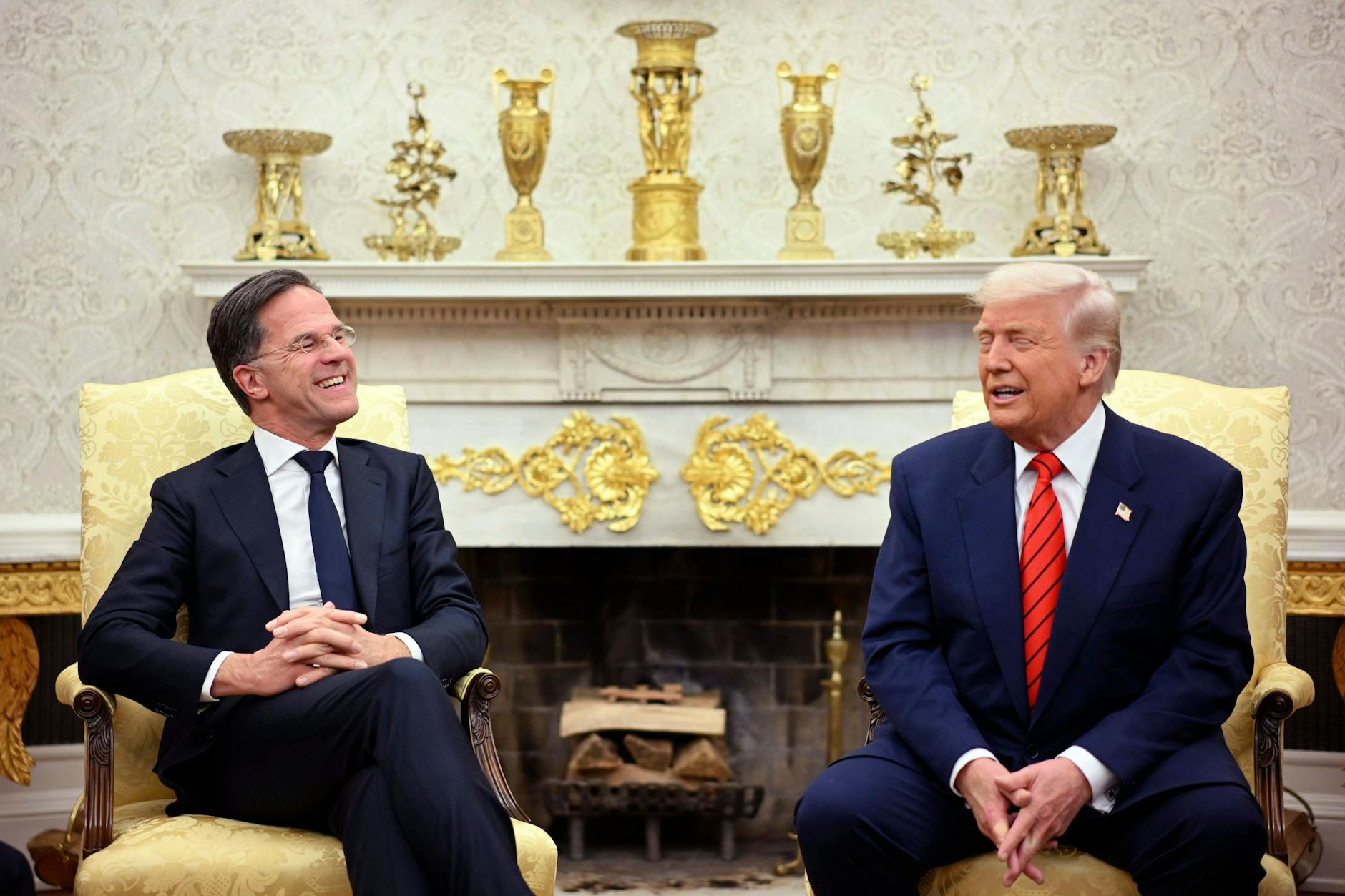 US-Präsident Donald Trump (r) spricht mit Nato-Generalsekretär Mark Rutte im Weißen Haus.