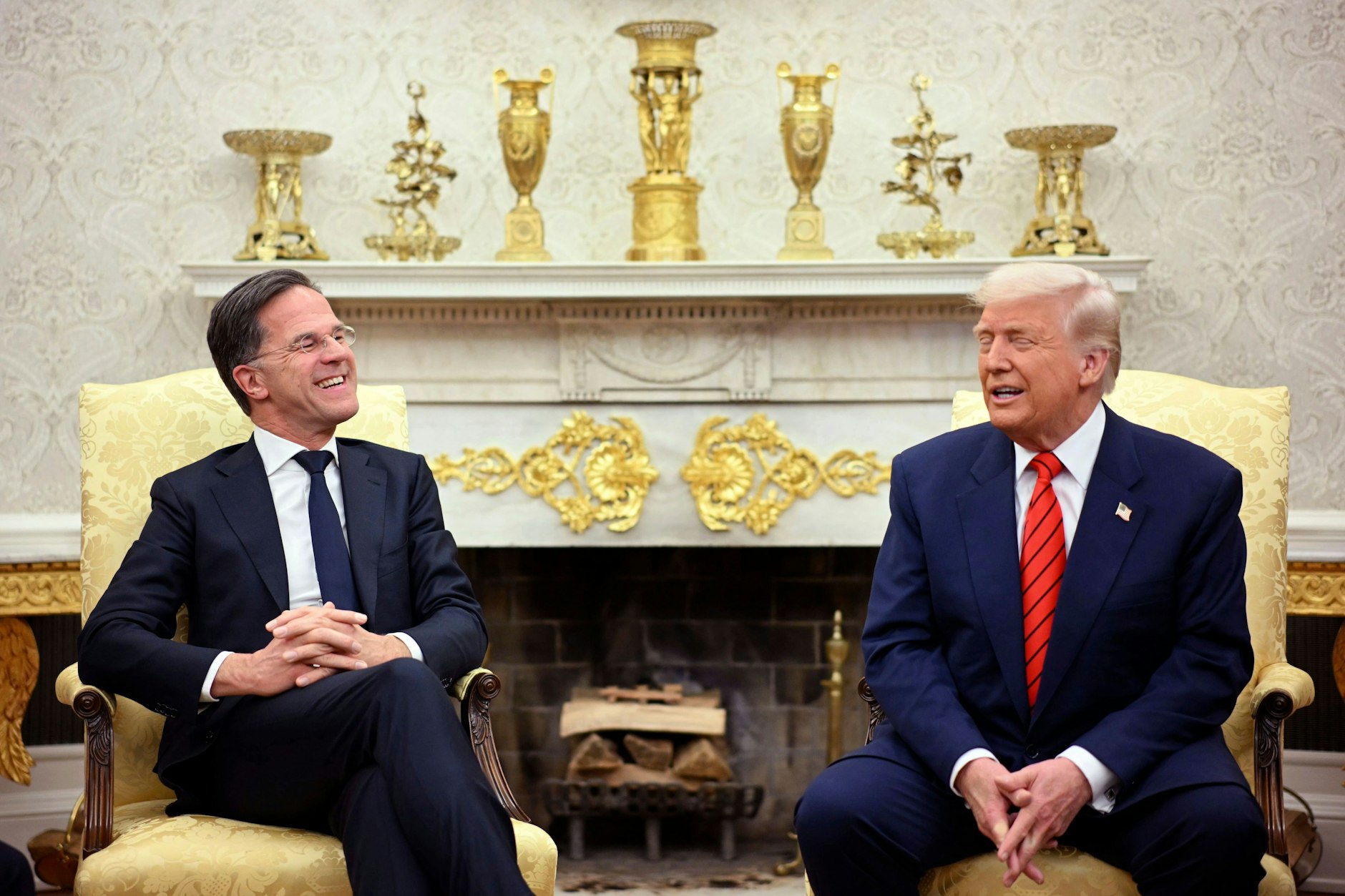 US-Präsident Donald Trump (r) spricht mit Nato-Generalsekretär Mark Rutte im Weißen Haus.