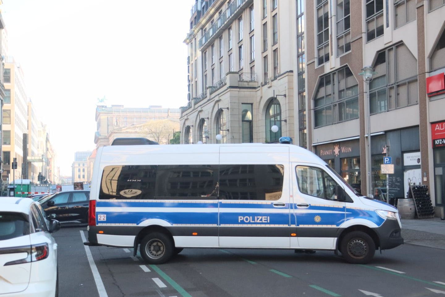 Die Polizei rückte an, nach dem vor dem Hilton-Hotel in Berlin Schüsse gefallen waren.