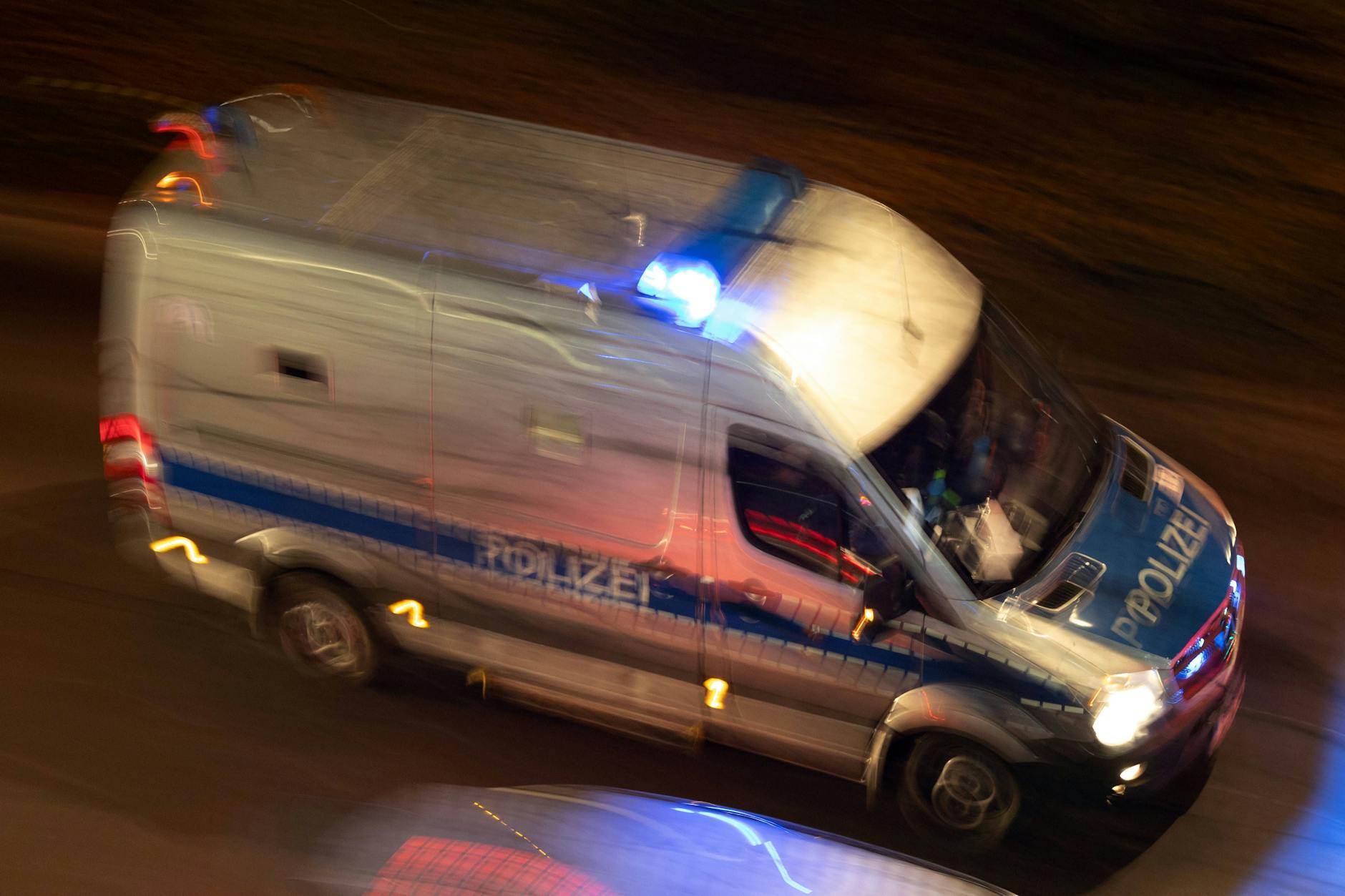 Mann bei Schusswaffenangriff in Berlin-Mitte verletzt.