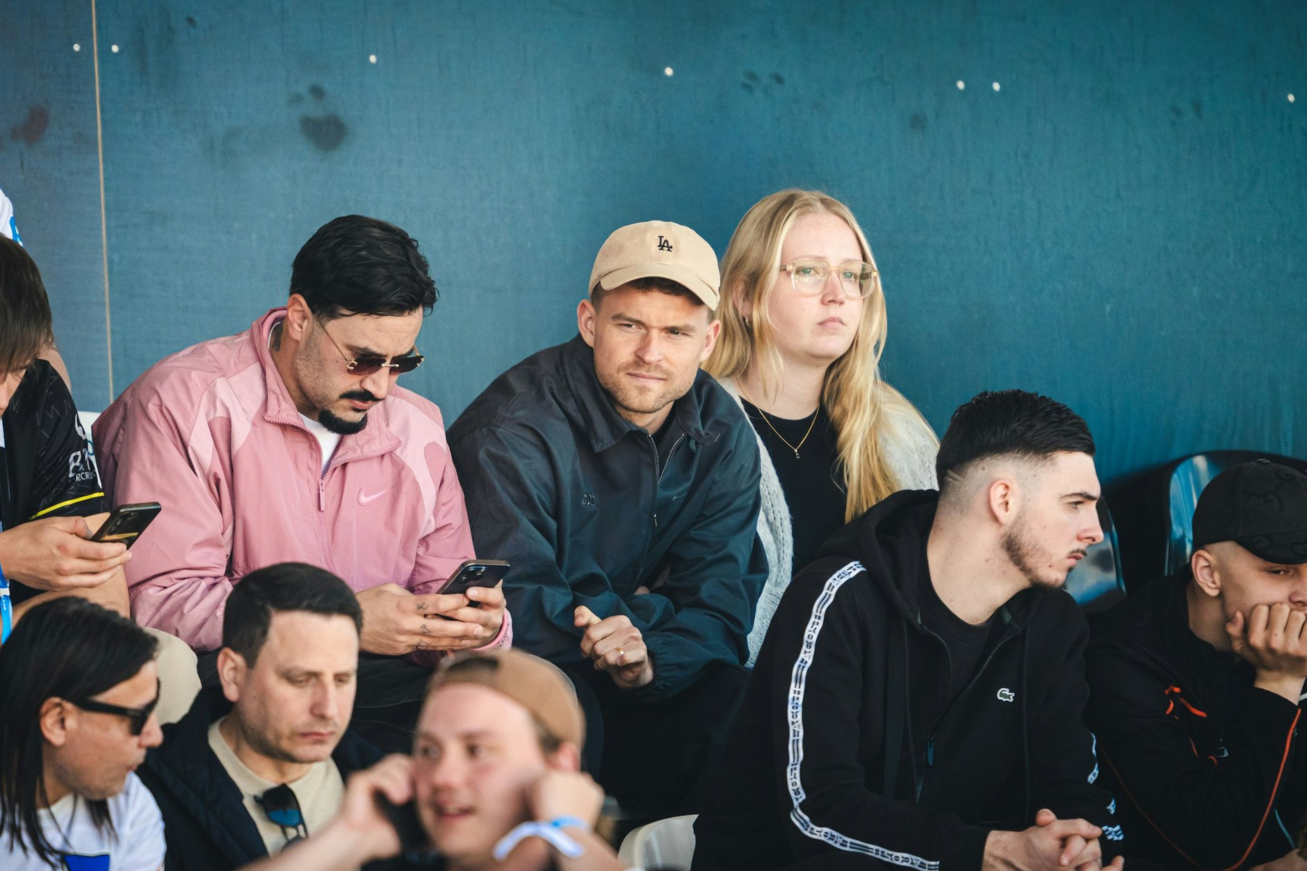 Der blau-weiße Edel-Supporter! Nationalspieler Maxi Mittelstädt drückte seiner Hertha in Ulm ganz fest die Daumen. Es half.
