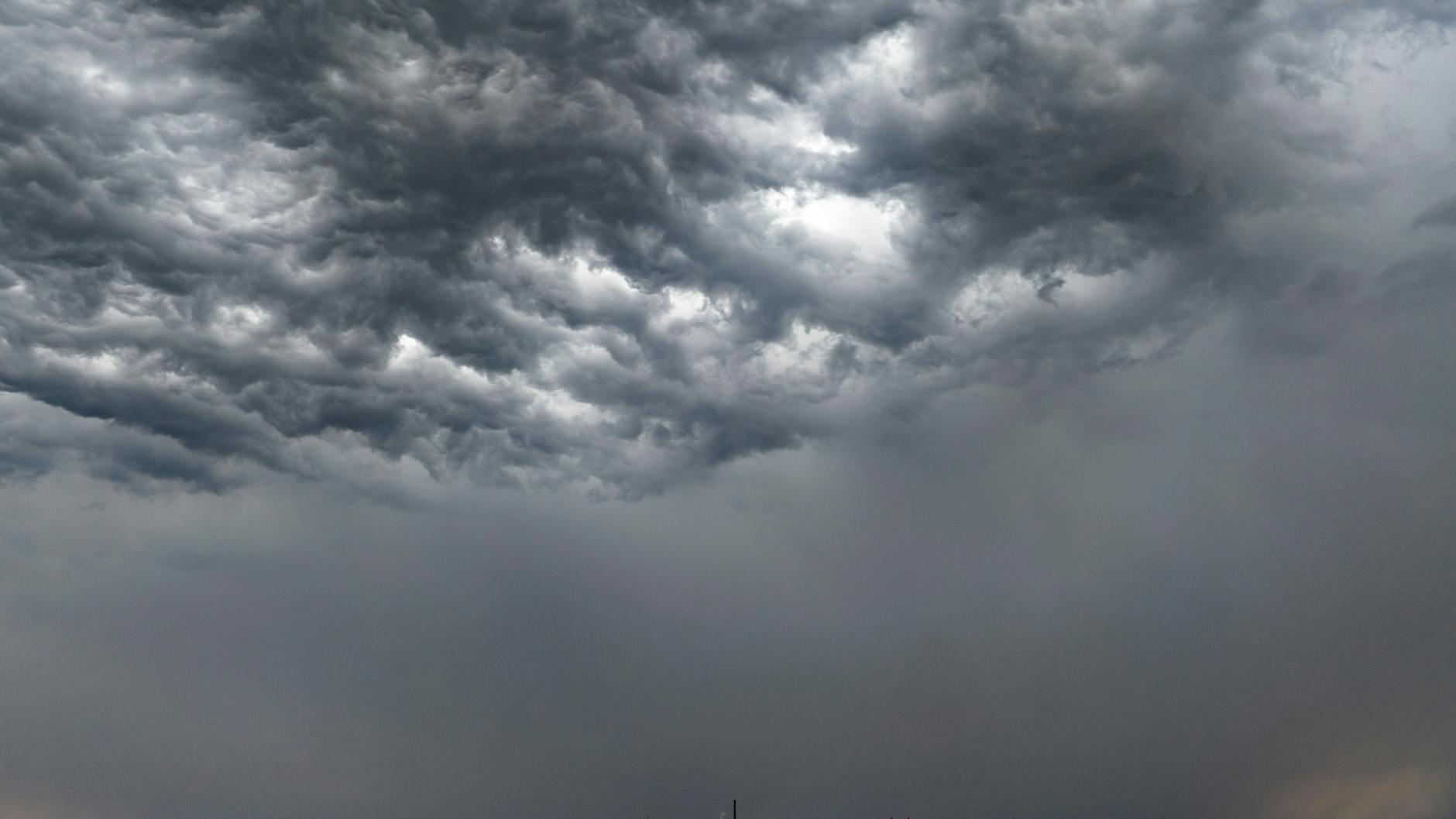 Schönes Wetter an Ostern? Von Wegen! An Ostern drohen in einigen Regionen in Deutschland heftige Unwetter.