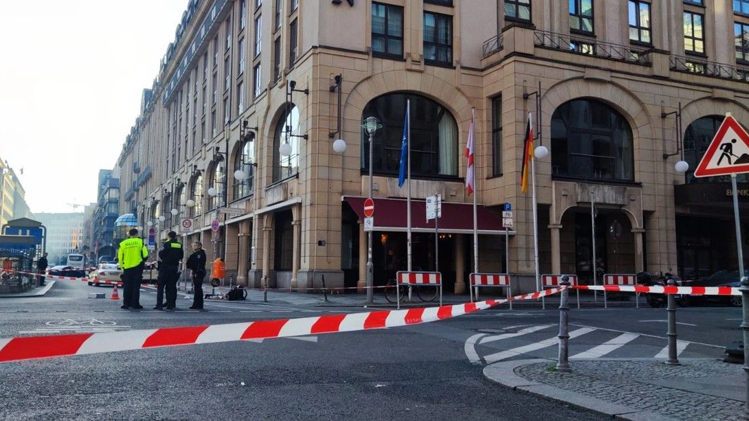 Bei einer Schießerei vor dem Hilton-Hotel in Berlin wurde mindestens eine Person verletzt. 