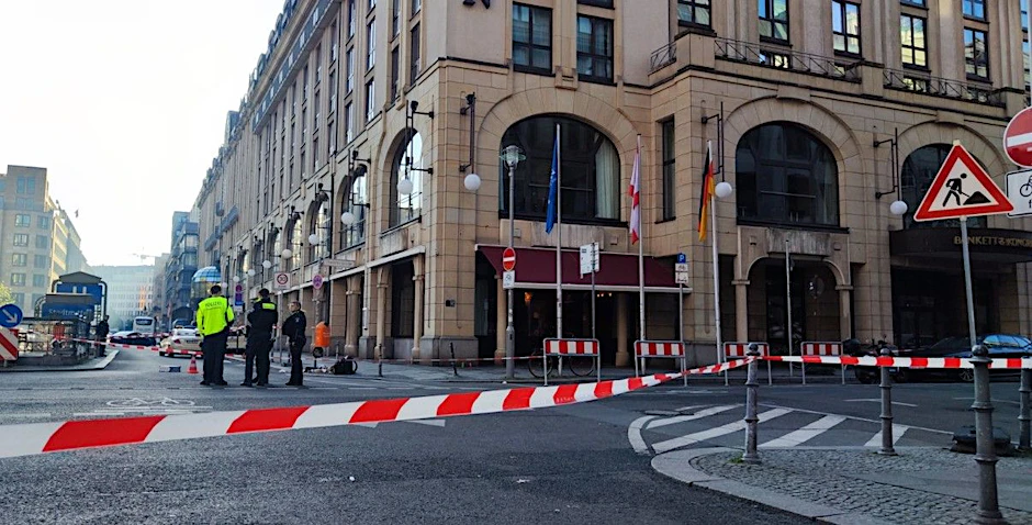 Die Polizei rückte an, nach dem vor dem Hilton-Hotel in Berlin Schüsse gefallen waren. 