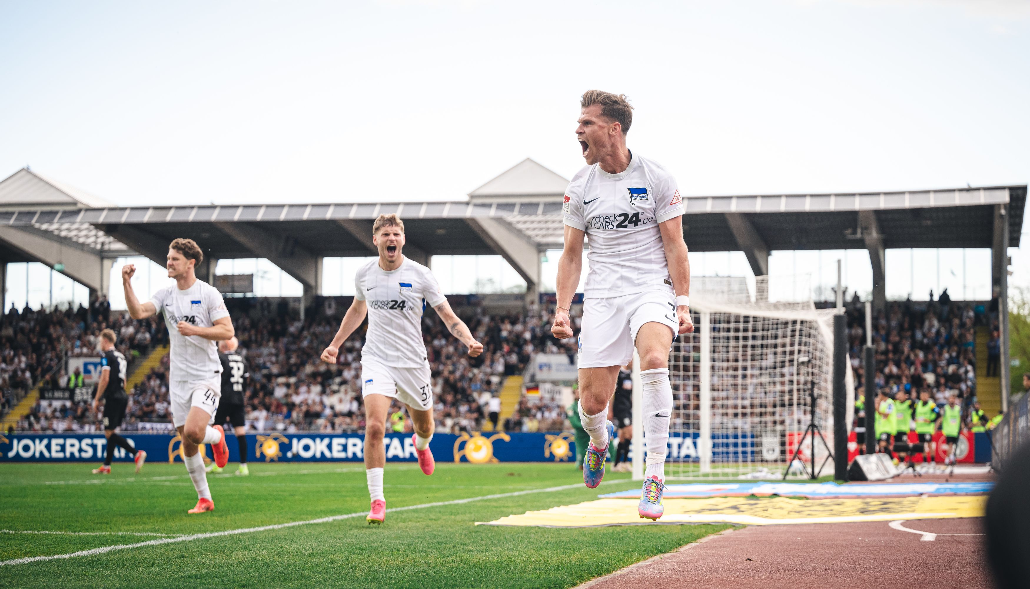Abstiegskrampf! Aber Niederlechner streichelt Hertha BSC zum Klassenerhalt