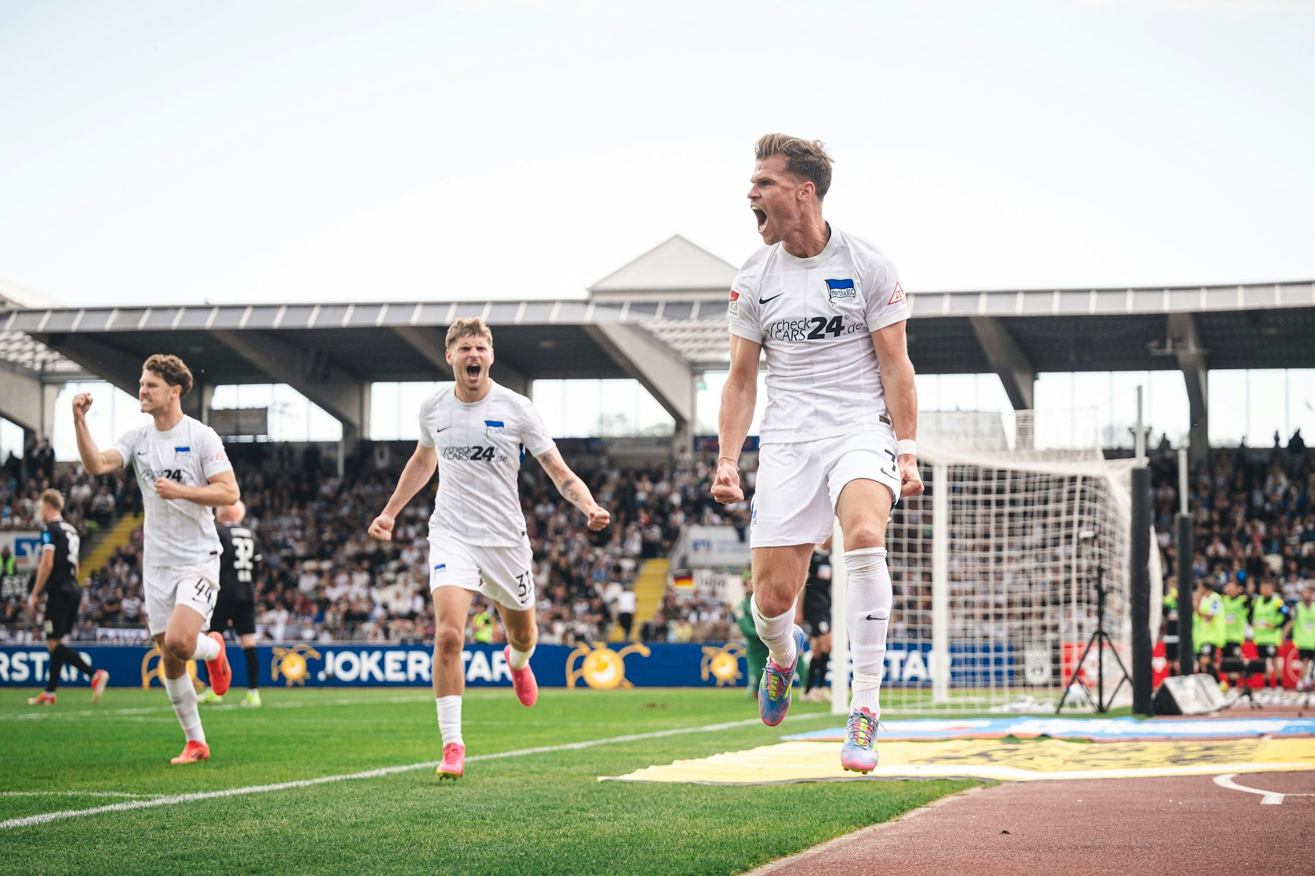 So jubeln Sieger! Stürmer Florian Niederlechner traf per Kopf zum 3:2 in Ulm. Hertha BSC hat den Klassenerhalt zu 99,9 Prozent sicher.