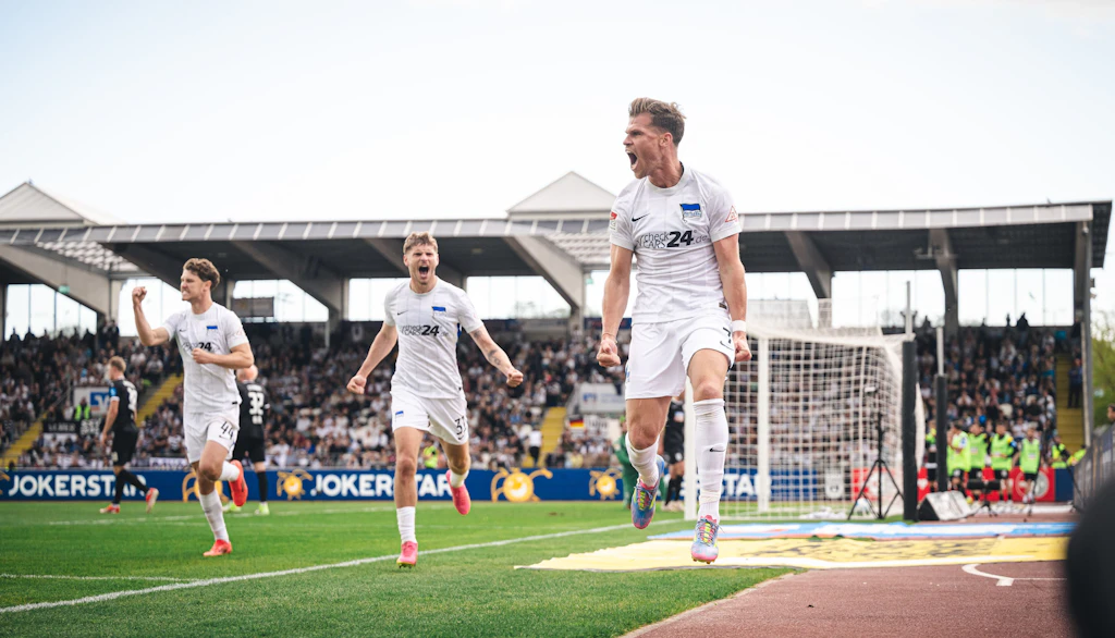 Abstiegskrampf! Aber Niederlechner streichelt Hertha BSC zum Klassenerhalt