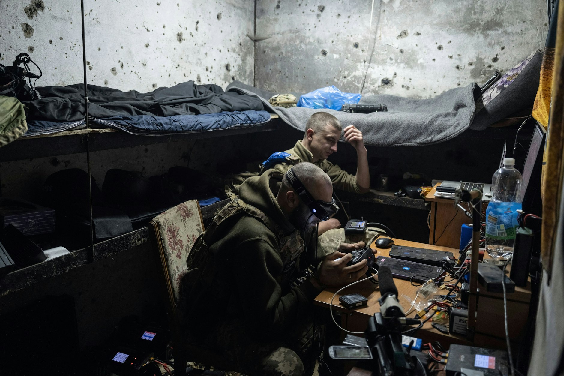 Ukrainische Soldaten bedienen in einem Unterstand eine FPV-Drohne.