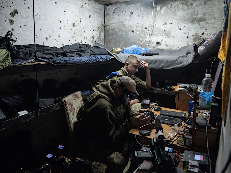 Ukrainische Soldaten bedienen in einem Unterstand eine FPV-Drohne.