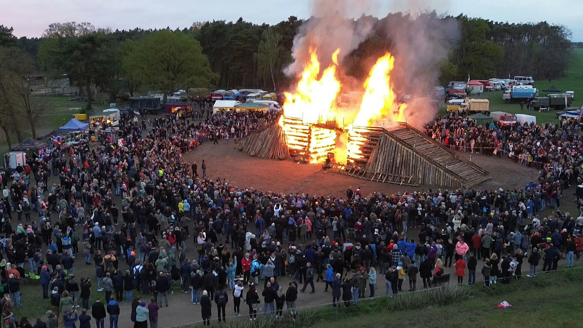 Beim Osterfeuer in Trechwitz wurde ein Brückenbau abgebrannt.