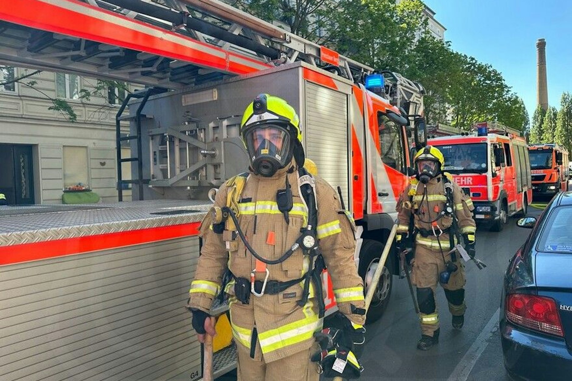 Feuer-Schock in der Sredzkistraße – Flammen greifen auf ein Dach über!