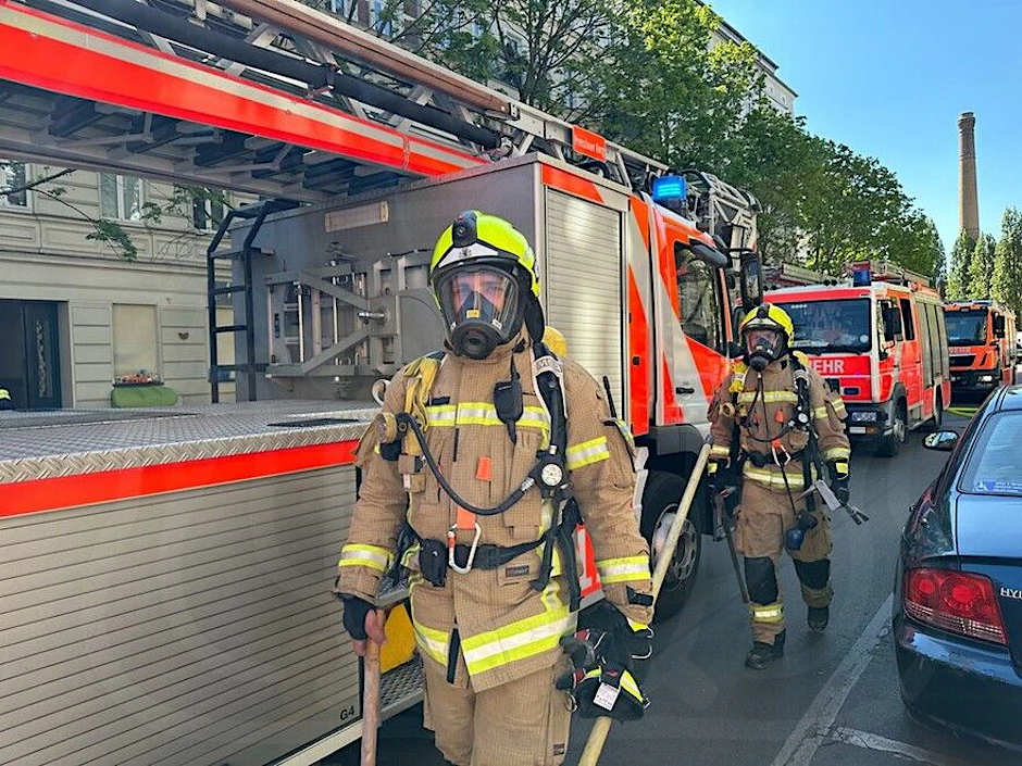 Feuer-Schock in der Sredzkistraße – Flammen greifen auf ein Dach über!