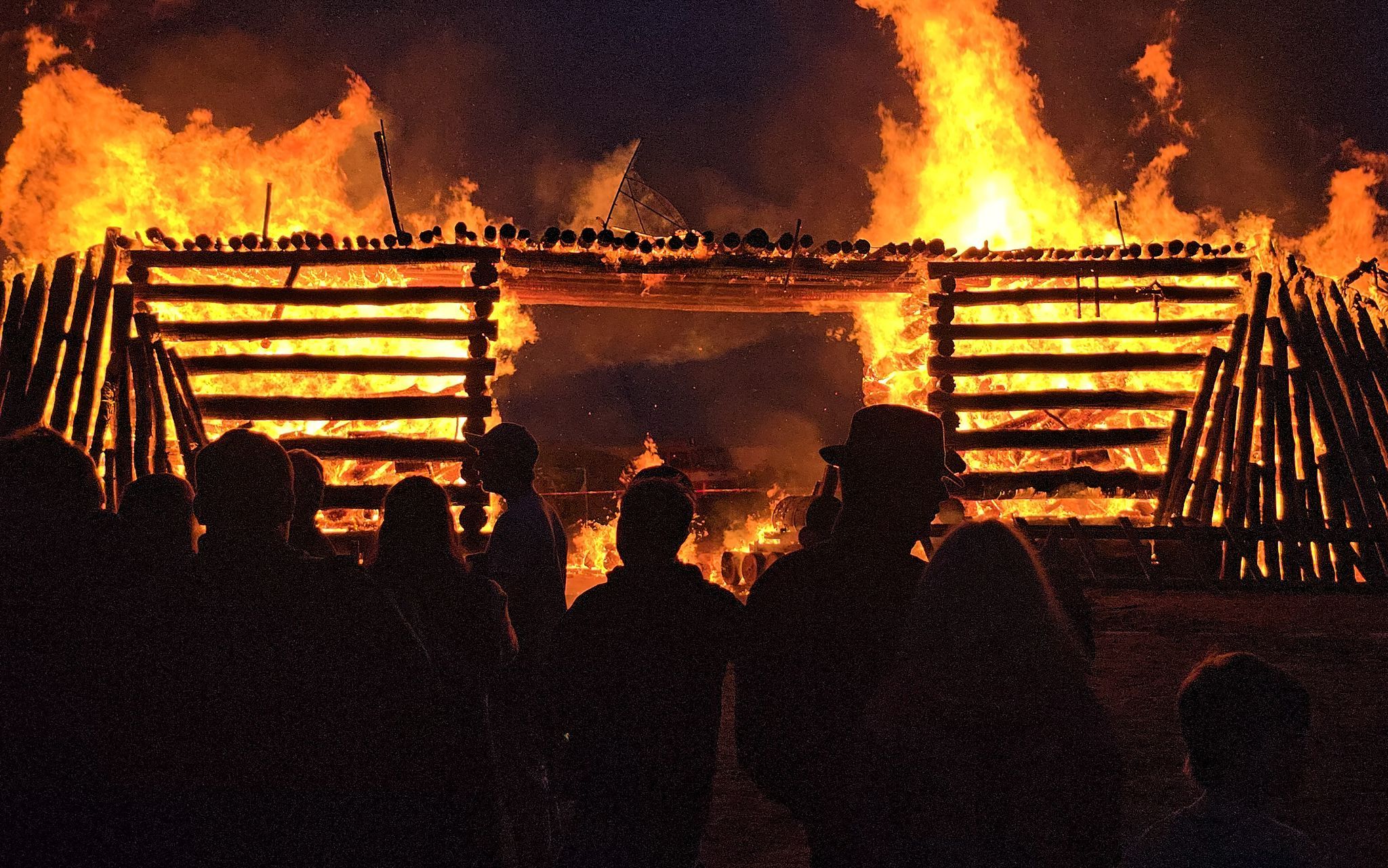 Brückenbau beim Osterfeuer abgebrannt