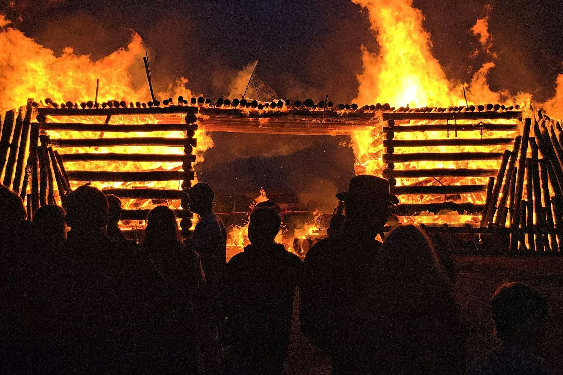Ein Osterfeuer in Form einer Brücke brennt im Ortsteil Trechwitz. Damit wollen die Veranstalter, der Freizeit- und Jugendverein Trechwitz e.V., humoristisch auf marode Infrastruktur hinweisen.