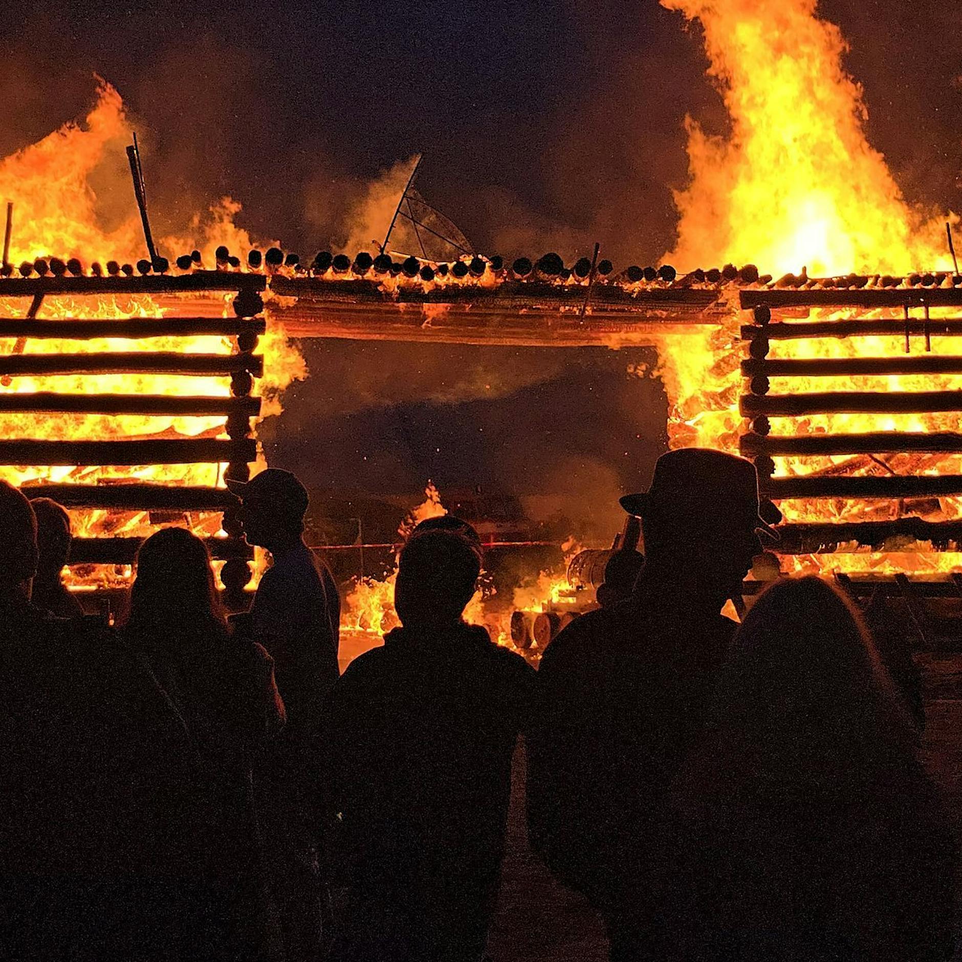 Brückenbau beim Osterfeuer abgebrannt