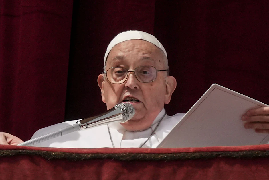 Papst Franziskus erteilt den Segen Urbi et Orbi.