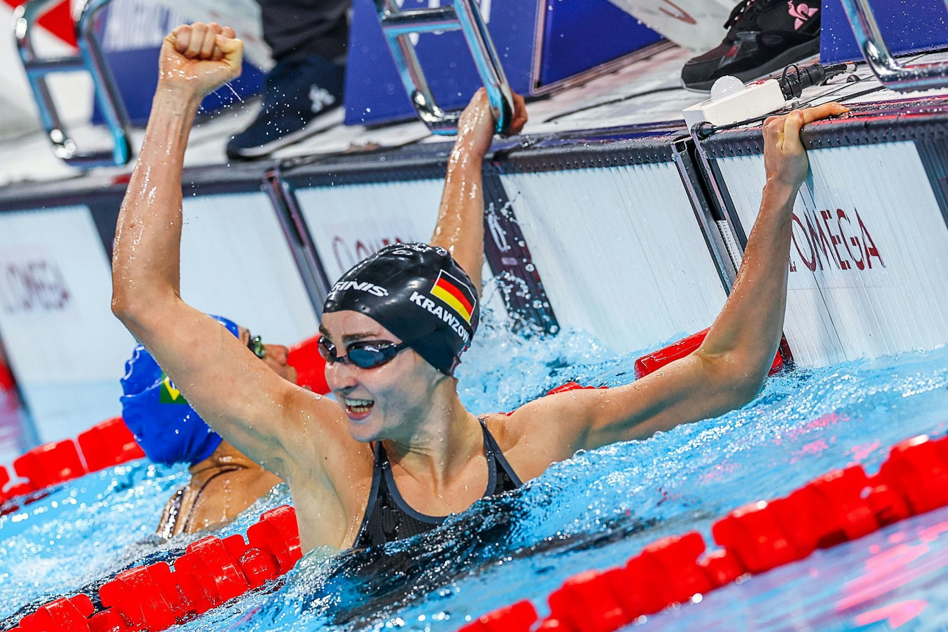 Elena Semechin, damals noch unverheiratet unter ihrem Mädchennamen Elena Krawzow, jubelt über Paralympisches Gold in Paris 2024.