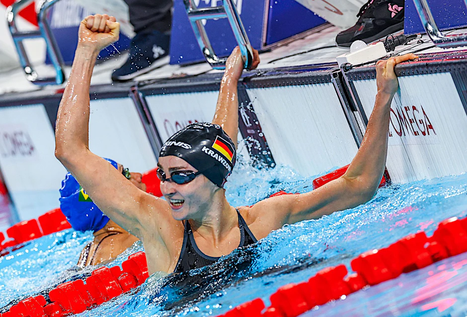 Elena Semechin, damals noch unverheiratet unter ihrem Mädchennamen Elena Krawzow, jubelt über Paralympisches Gold in Paris 2024.