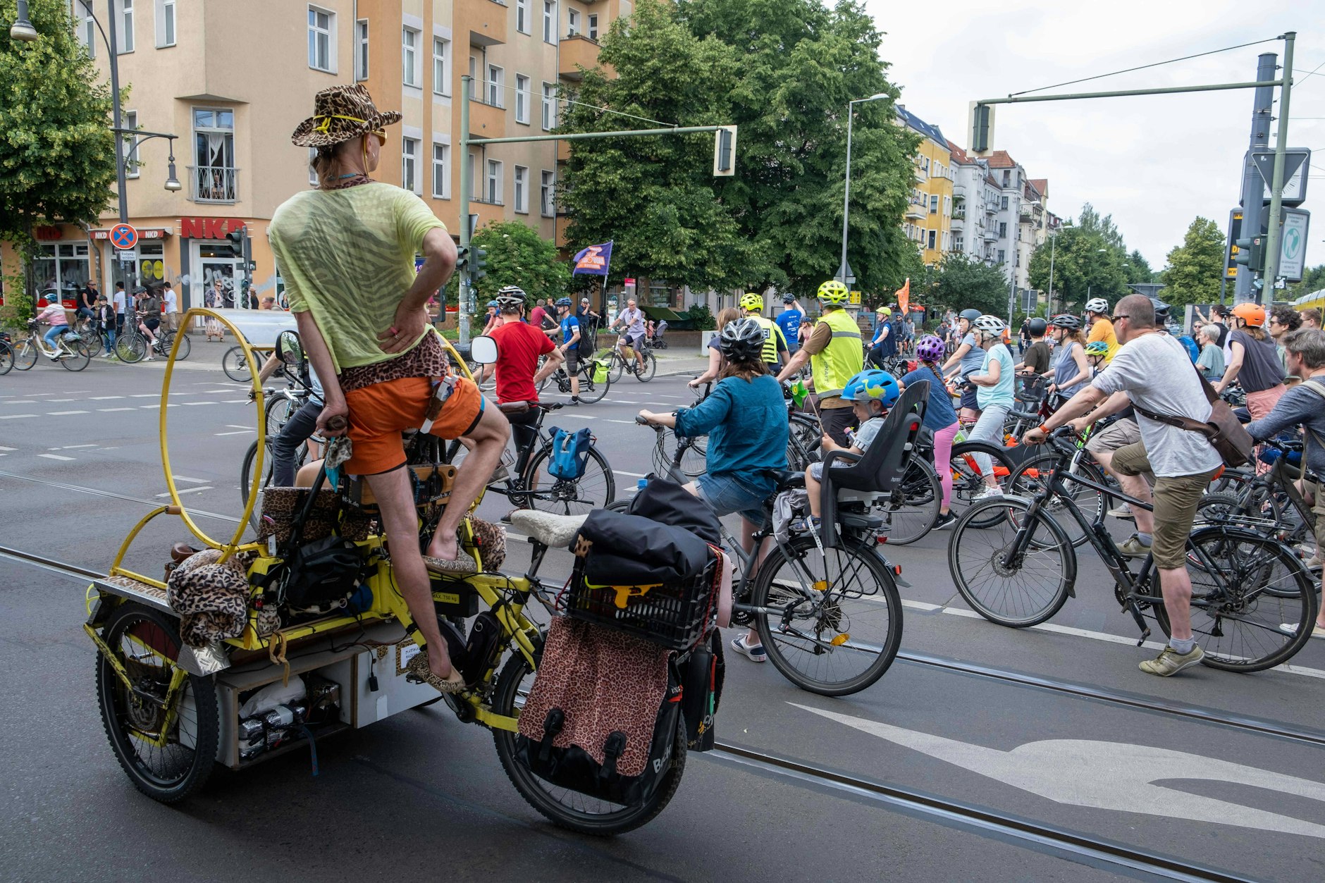 Symbolfoto von Fahrradfahrern in Berlin-Pankow. Am Dienstag, 22. April, fährt ein Fahrradkorso von 17:30–19:00 Uhr vom Savignyplatz mehrfach über die Kantstraße und Neue Kantstraße zwischen Messedamm und Jochimsthaler Straße.
